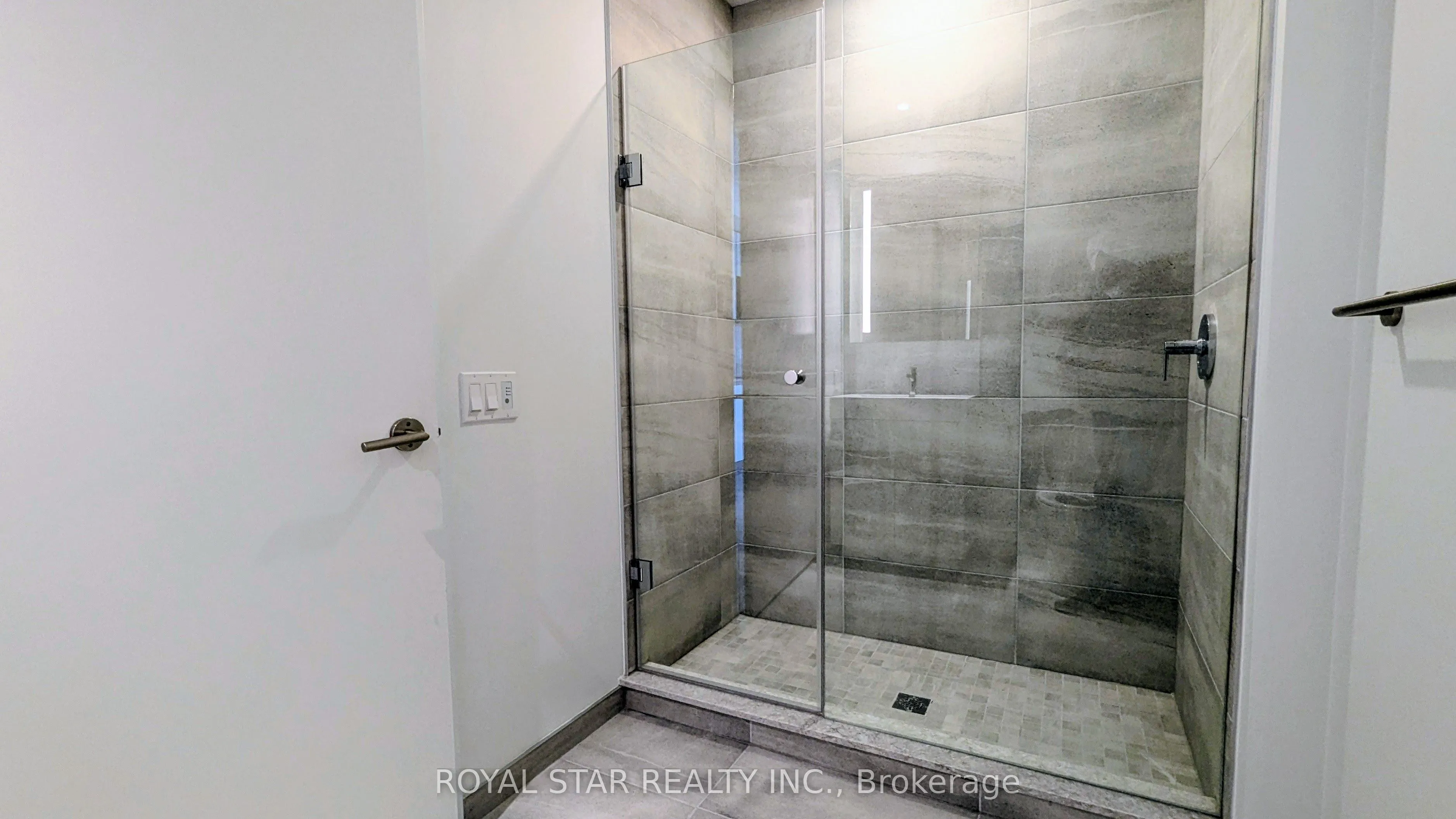 39 Mary Street, #806