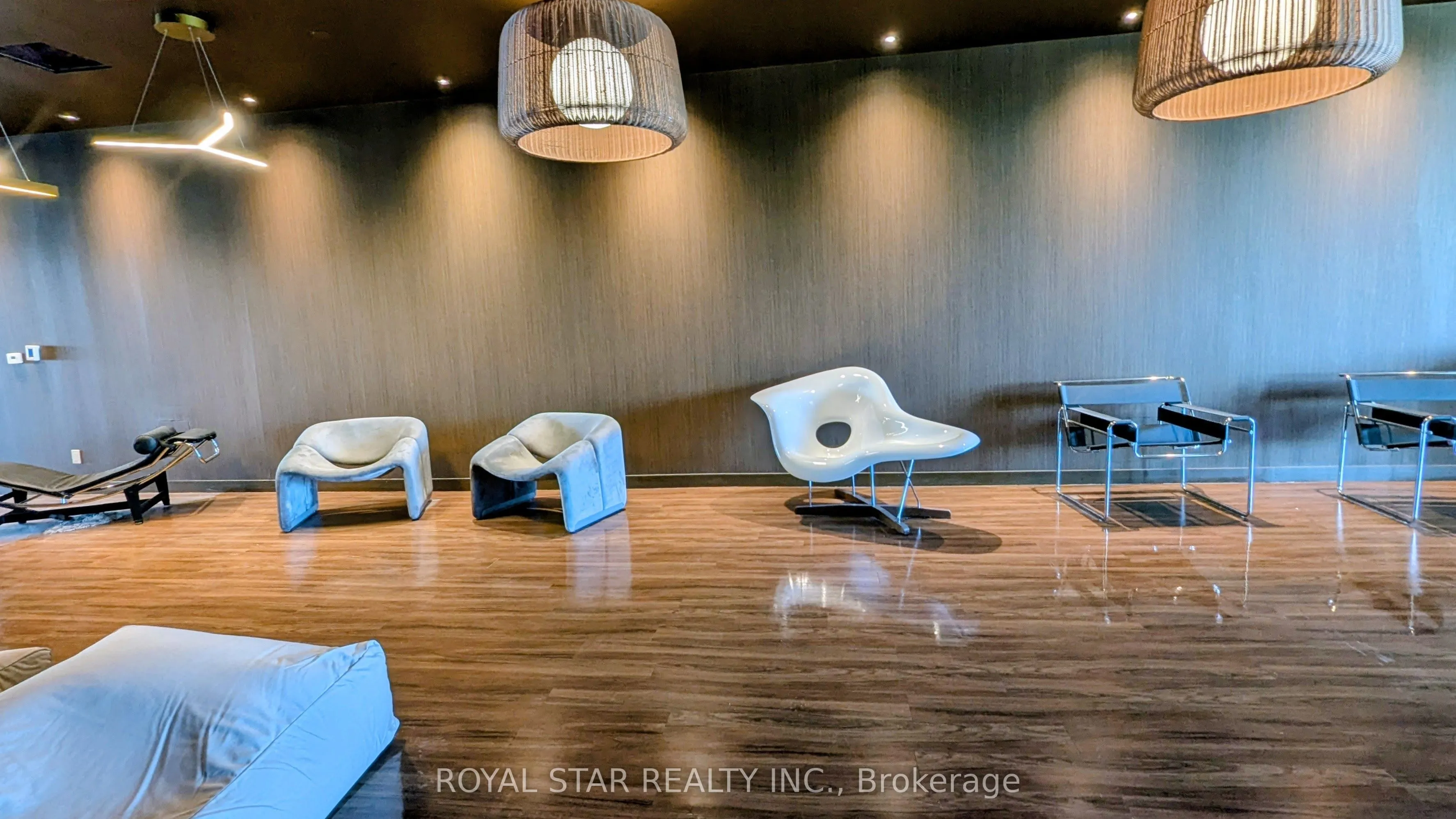 39 Mary Street, #806