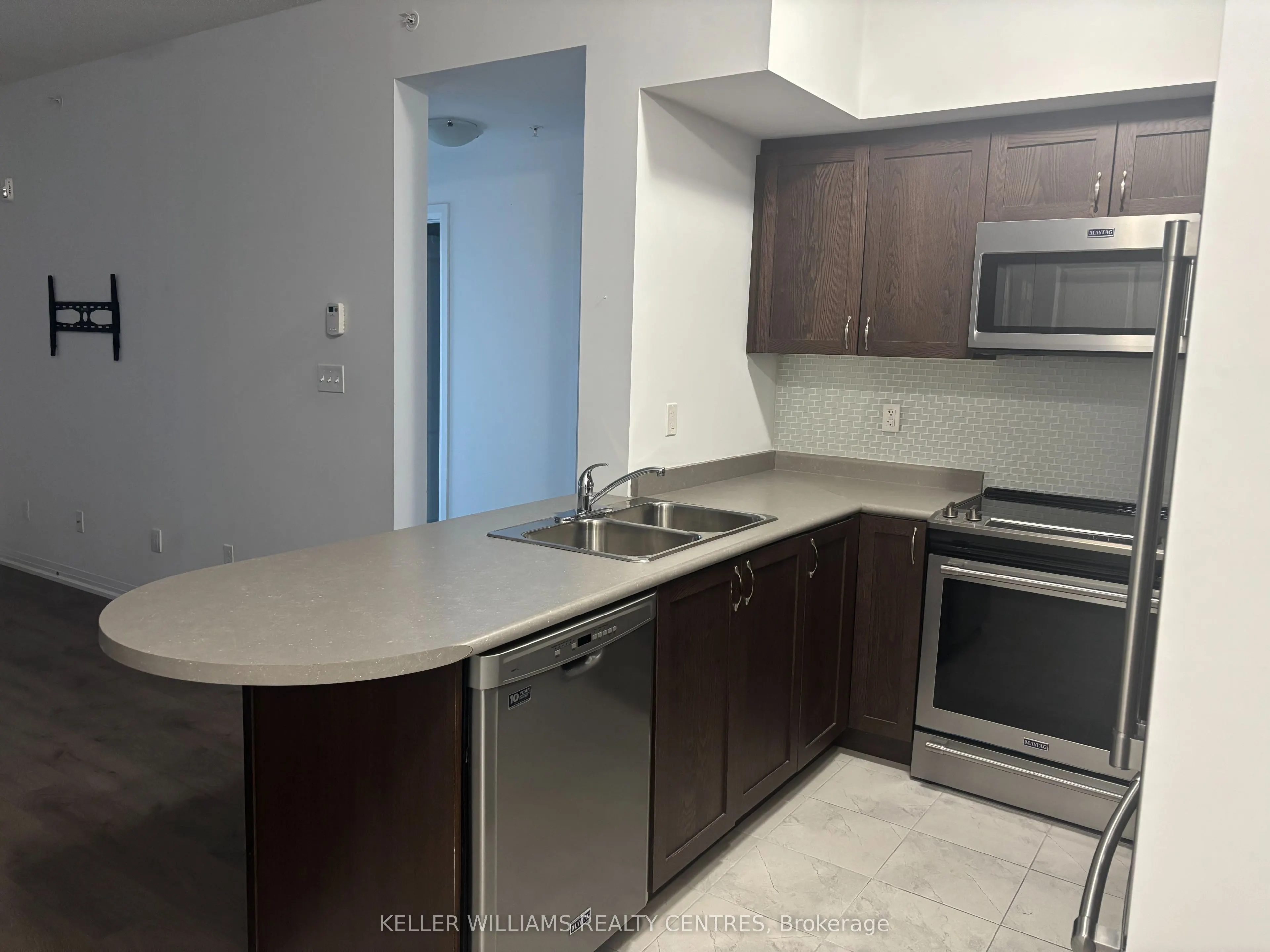 295 Cundles Road E, #107