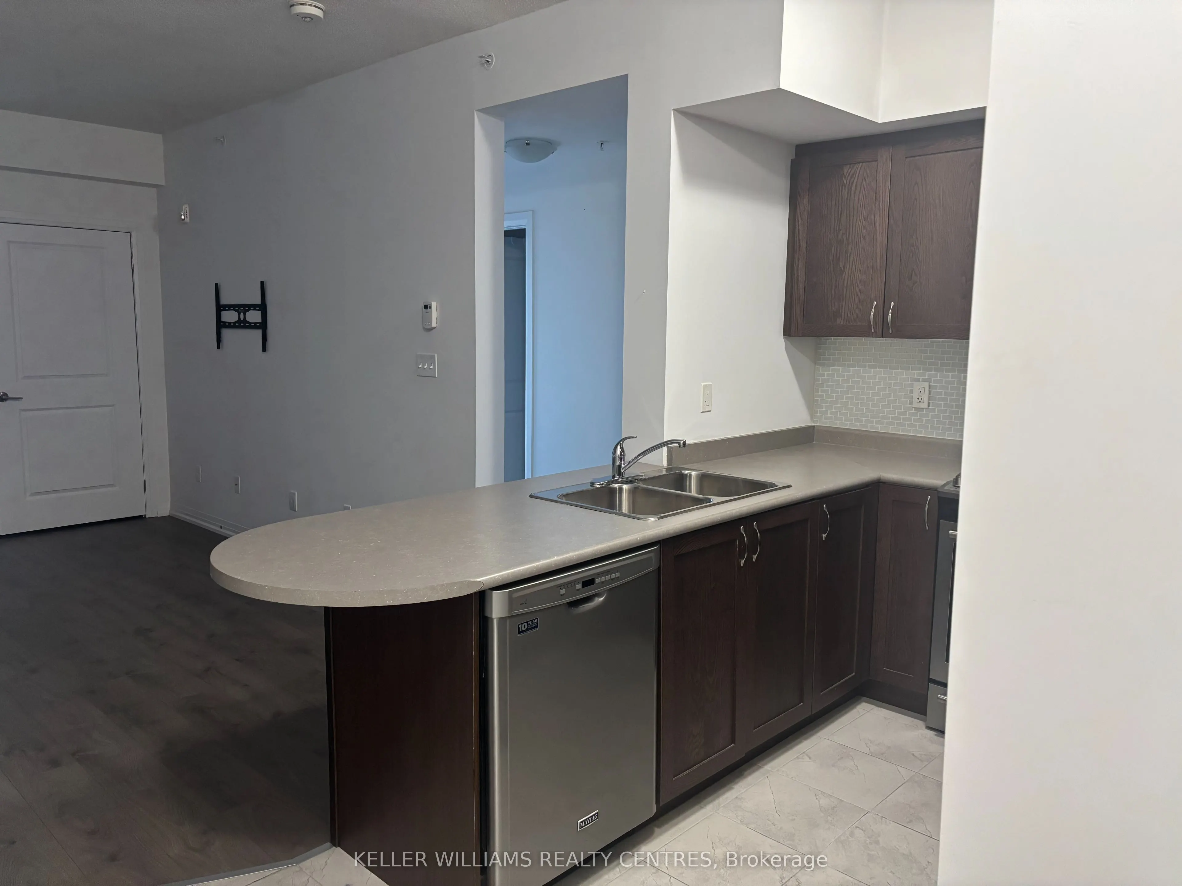 295 Cundles Road E, #107