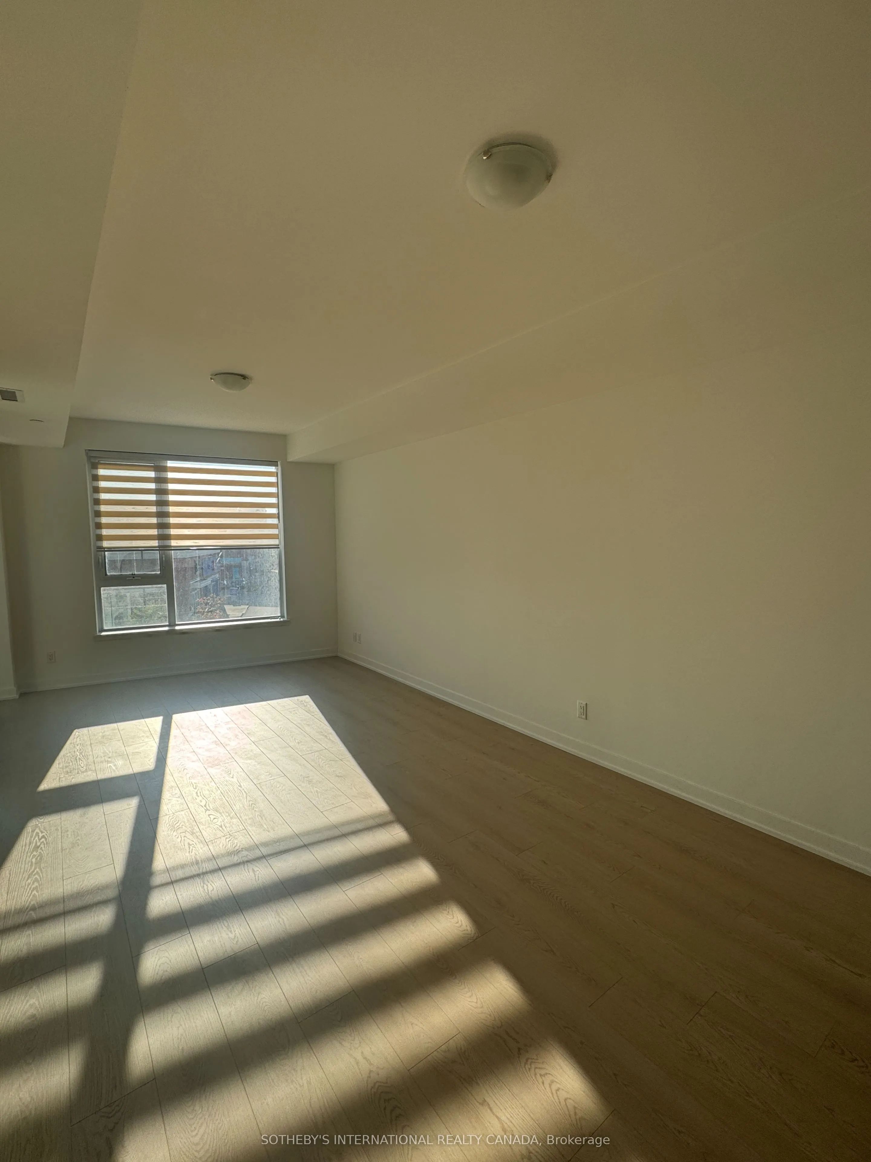 31 Huron Street W, #218