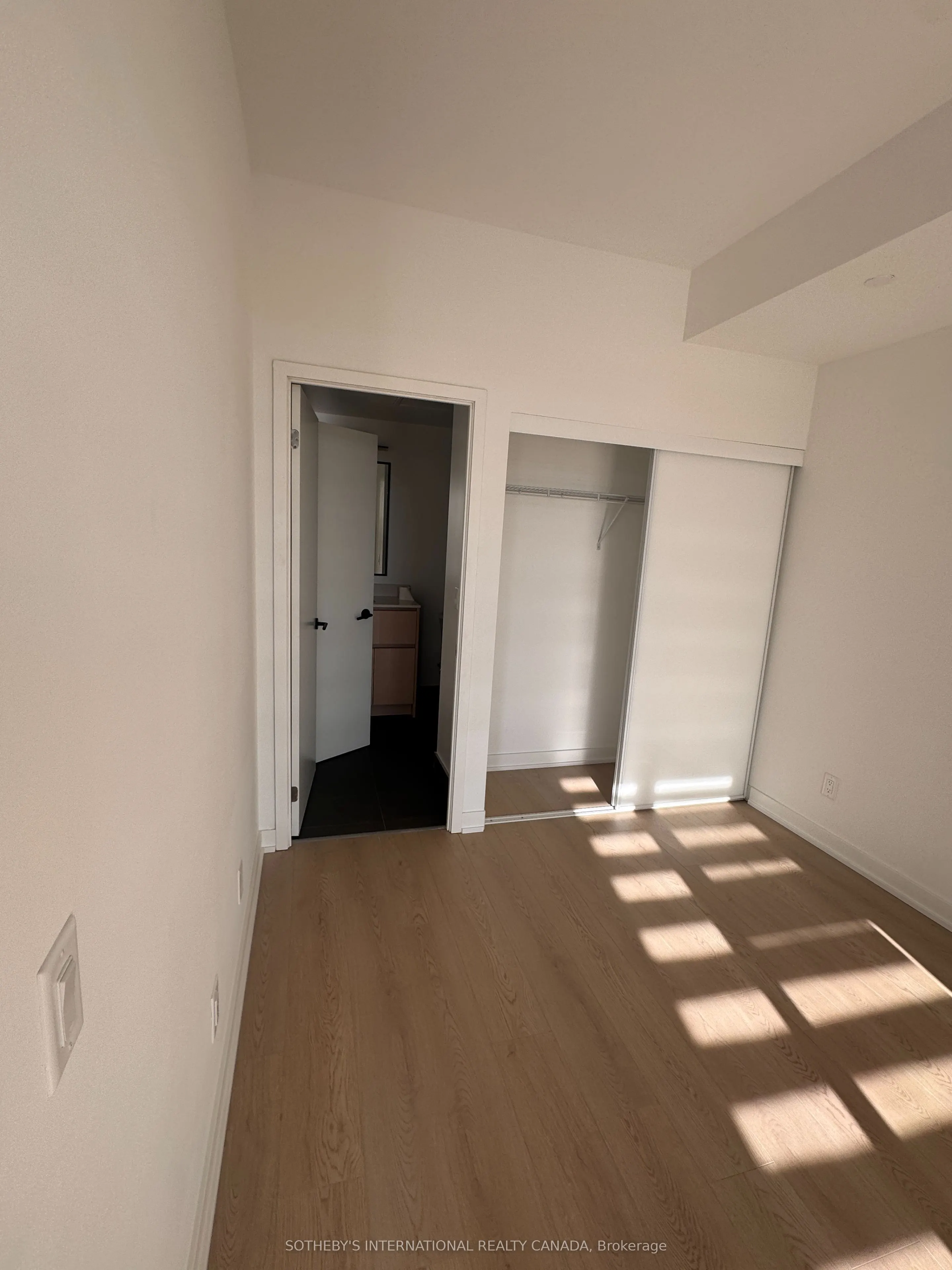 31 Huron Street W, #218