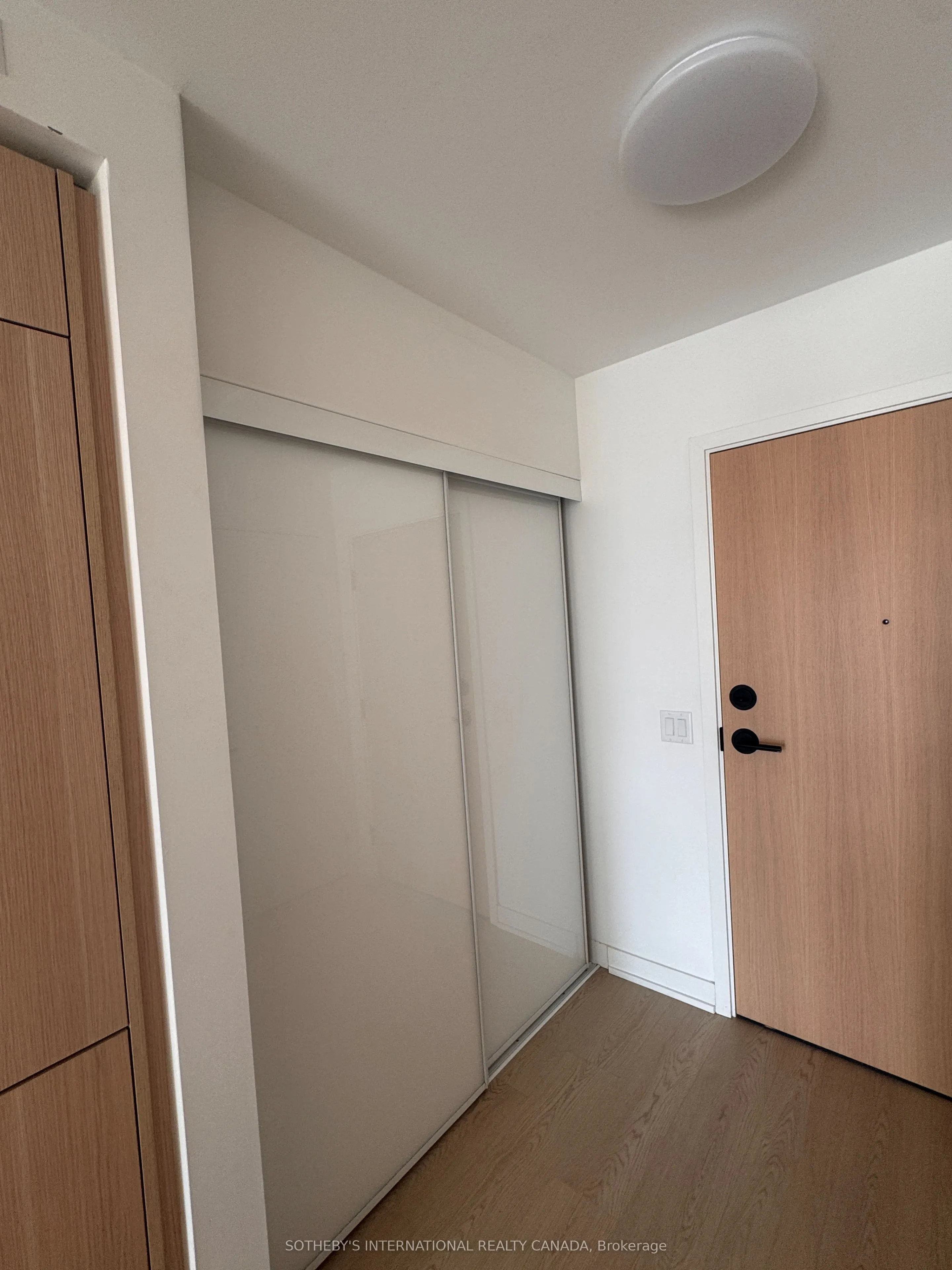 31 Huron Street W, #218