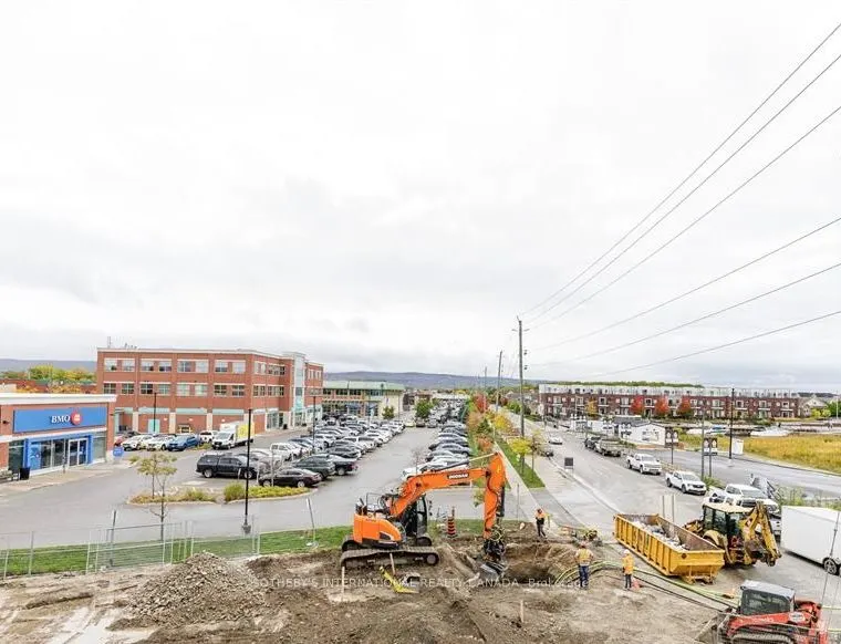 31 Huron Street W, #218