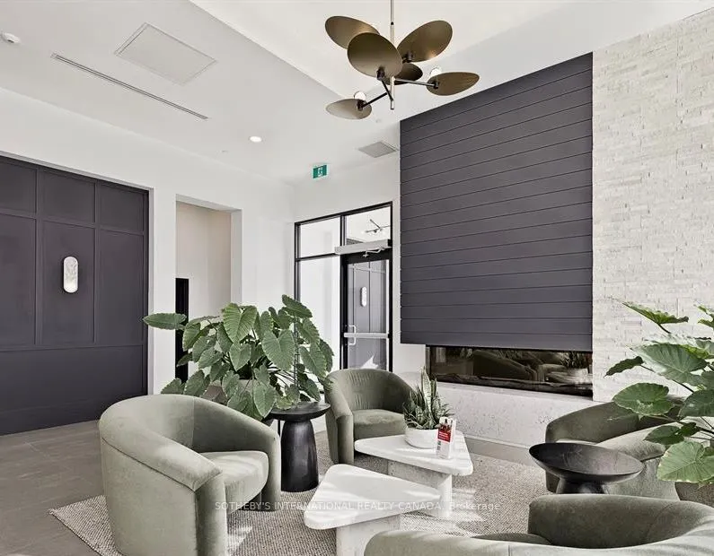 31 Huron Street W, #218