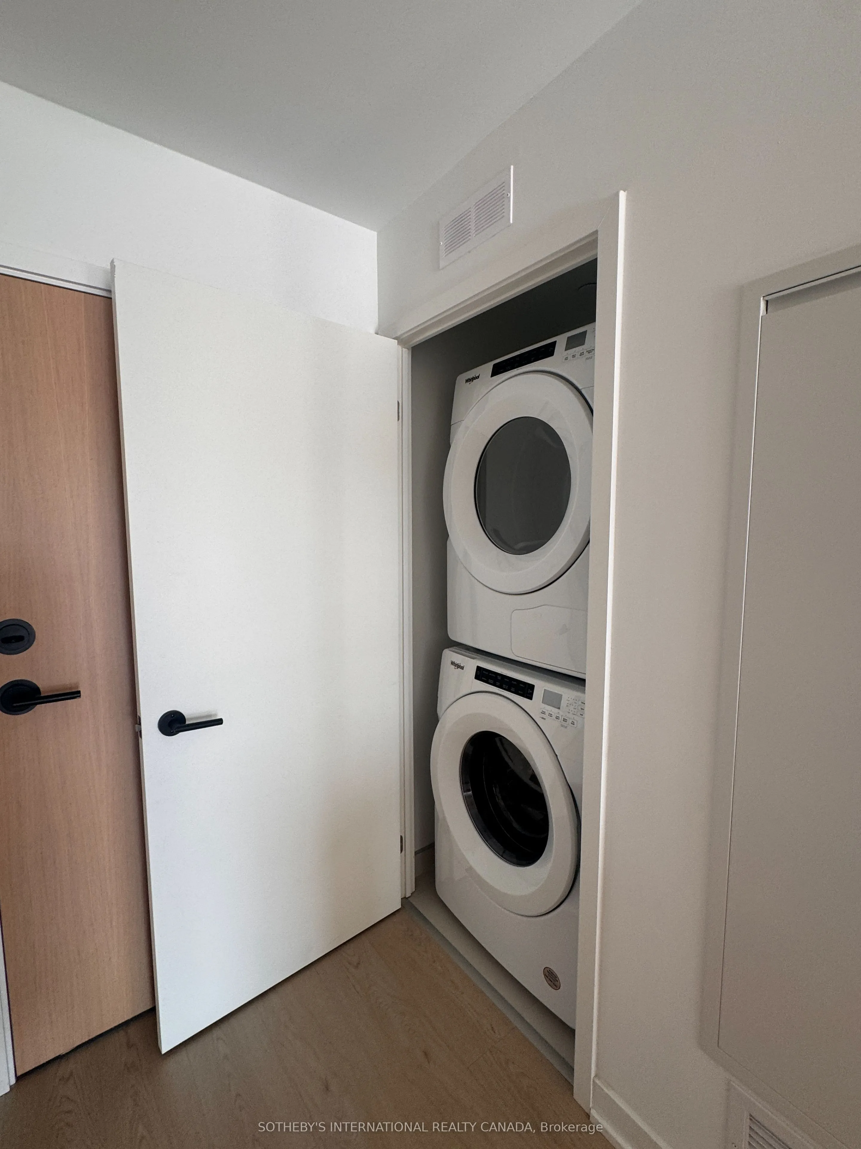 31 Huron Street W, #218