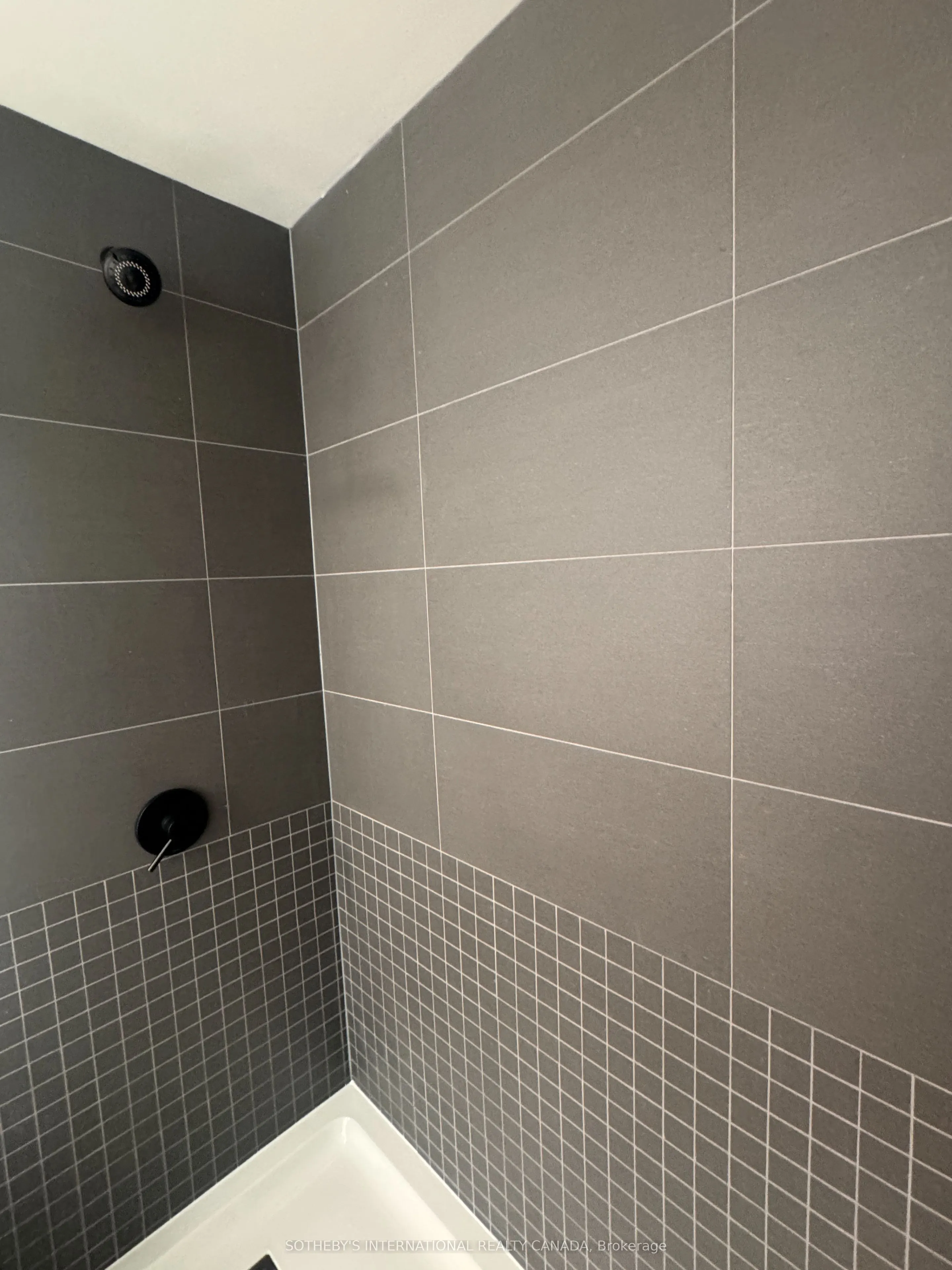 31 Huron Street W, #218