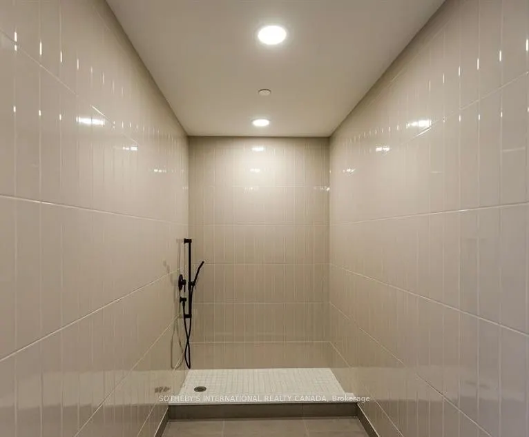 31 Huron Street W, #218