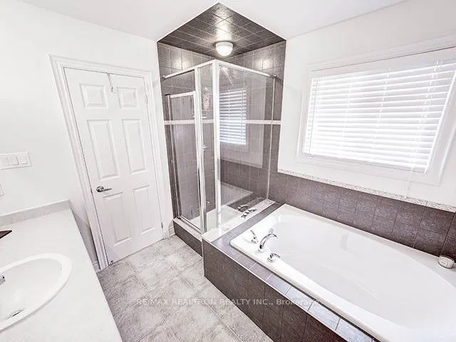 100 Sun King Crescent