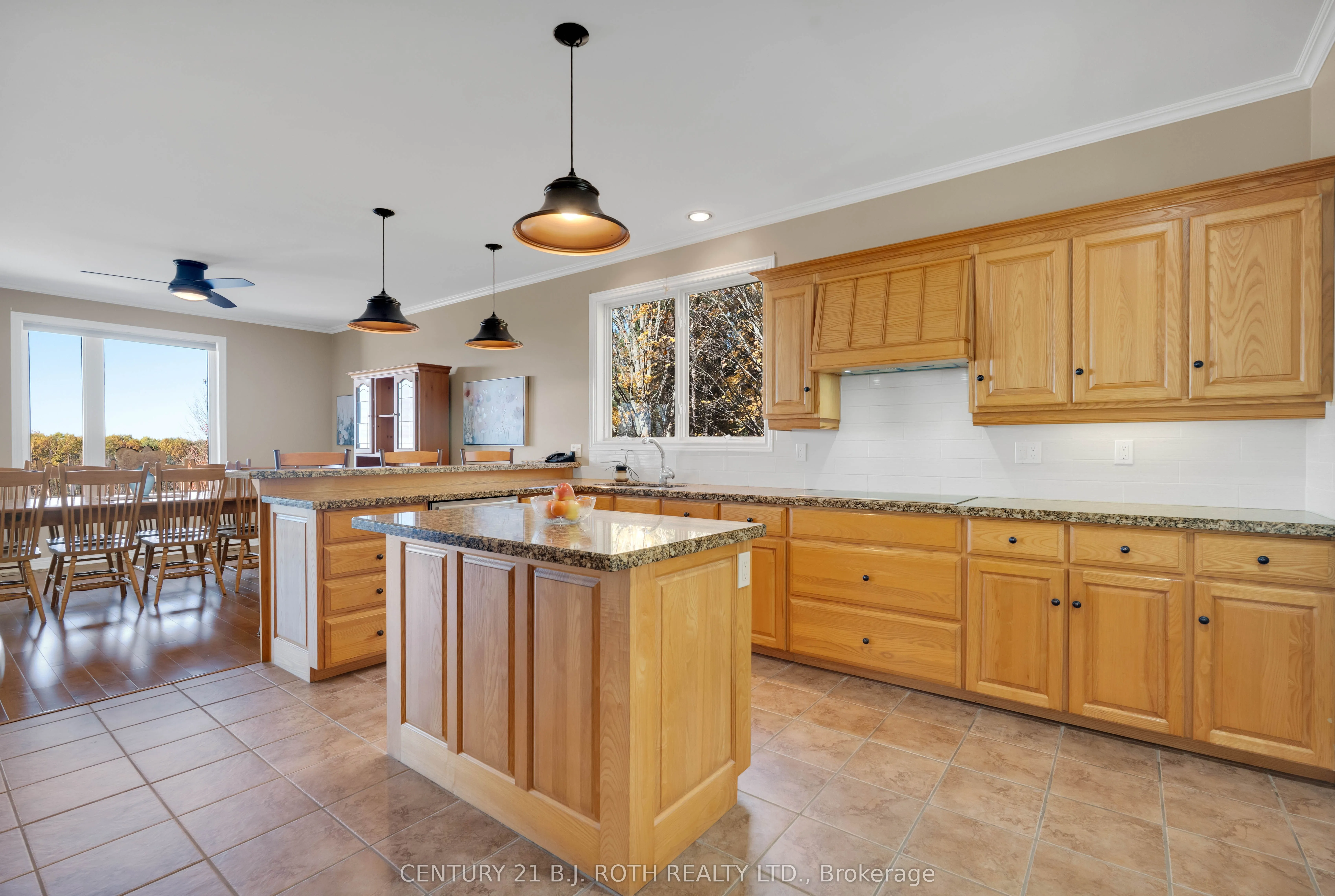 646 MOONSTONE RD W Road