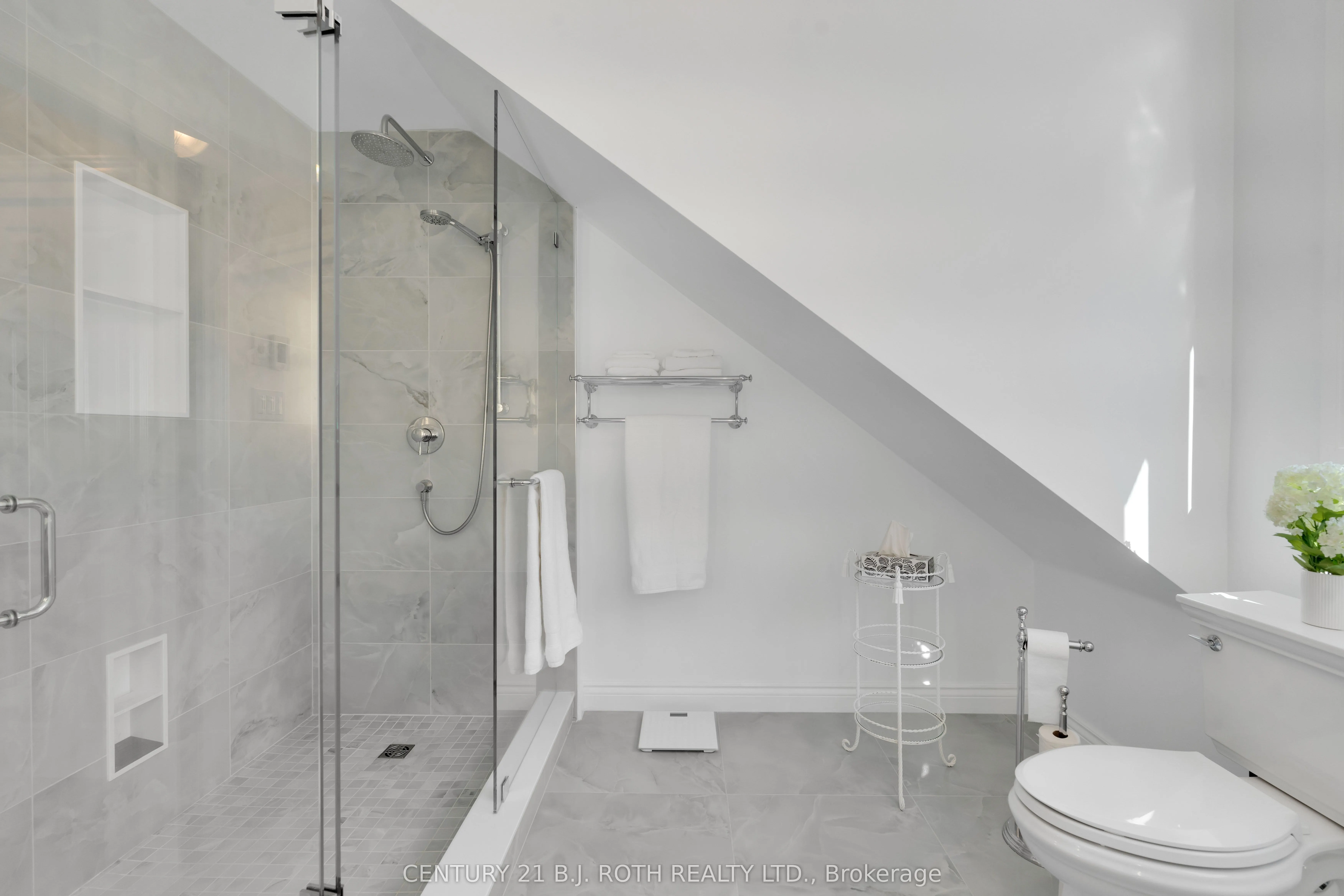 646 MOONSTONE RD W Road