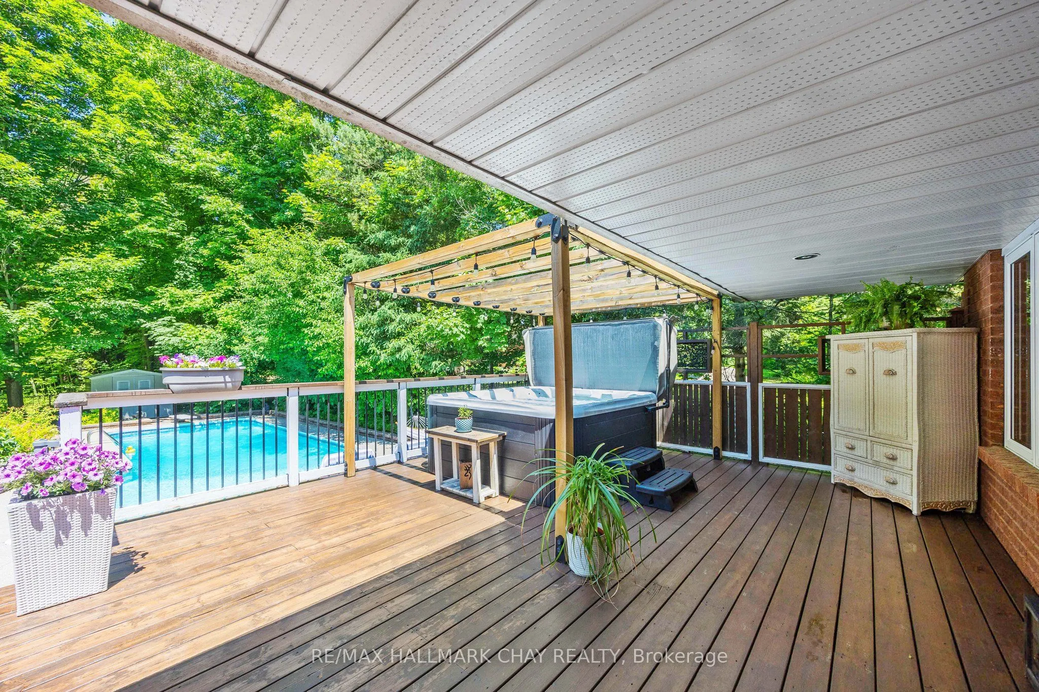 1256 Rainbow Valley Road W