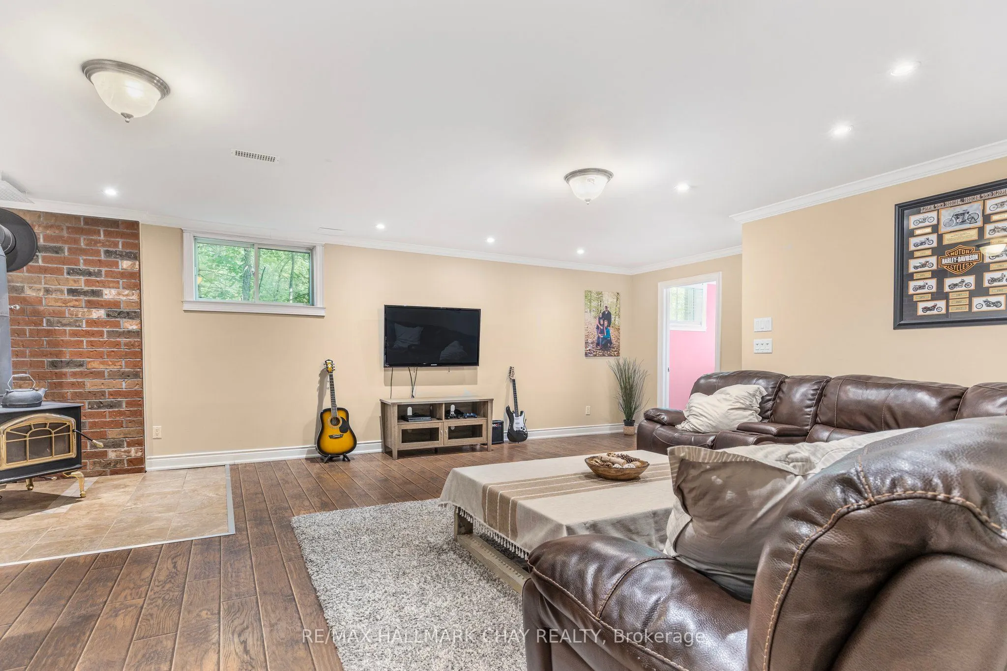 1256 Rainbow Valley Road W