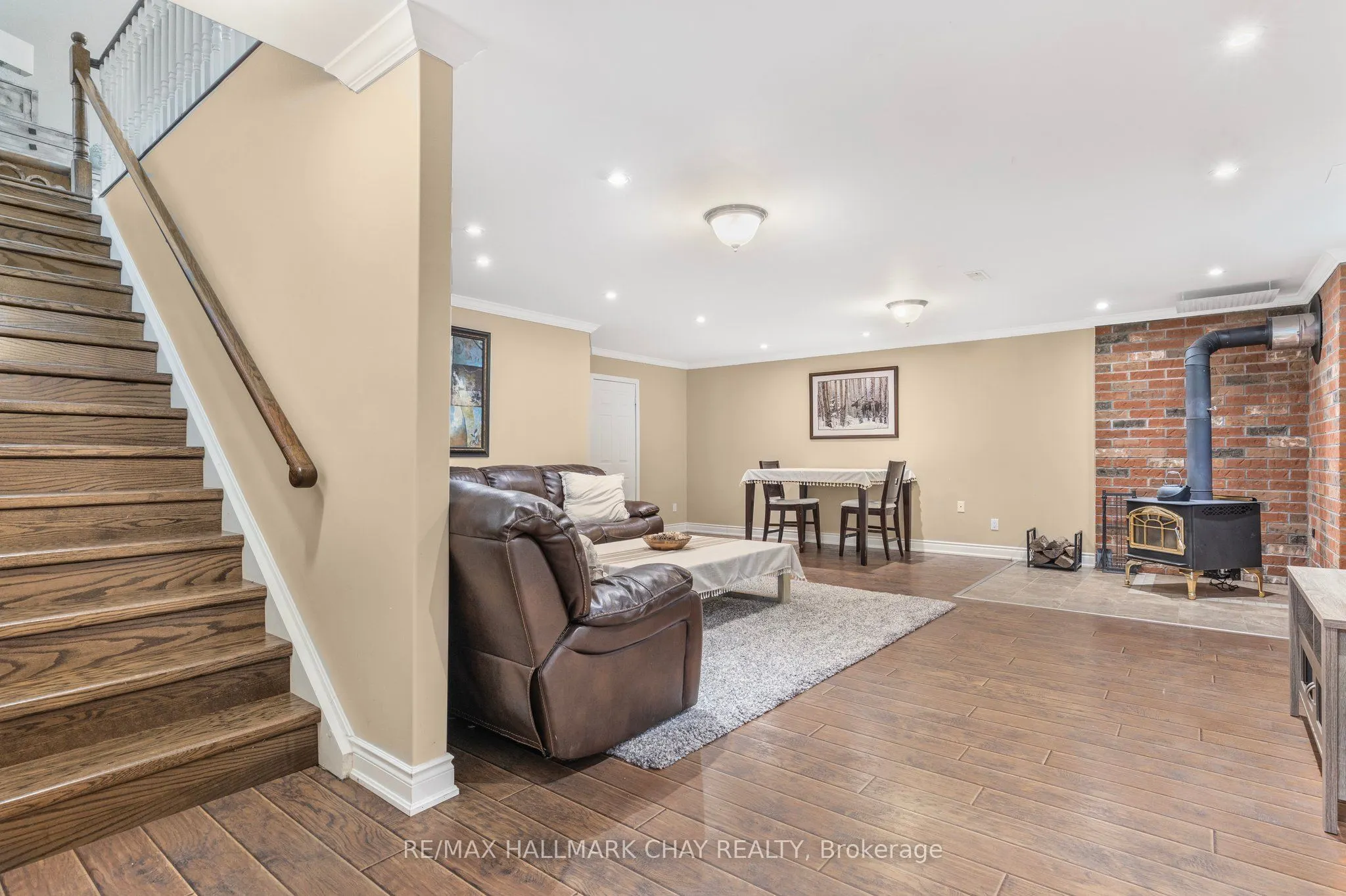 1256 Rainbow Valley Road W