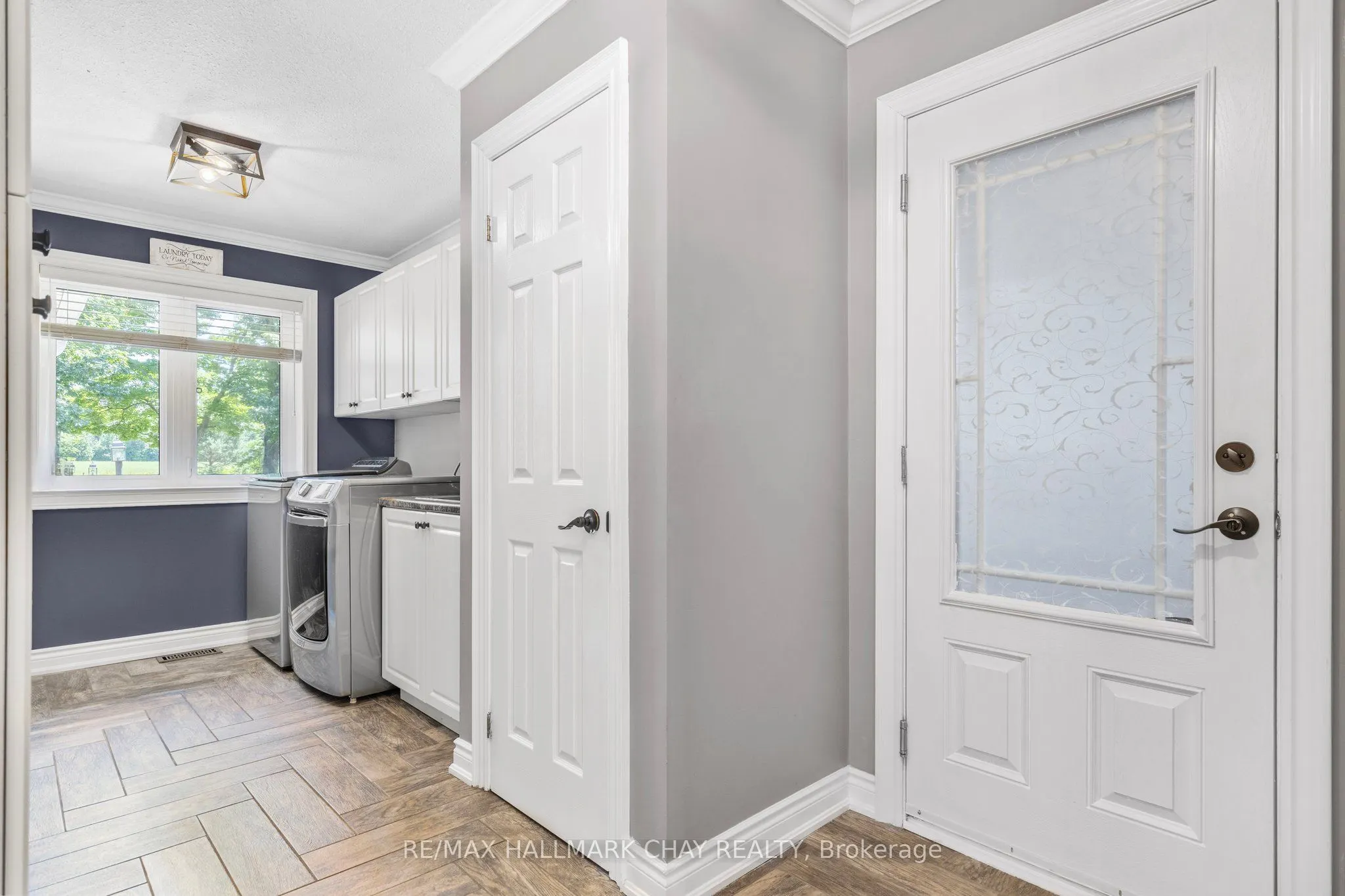 1256 Rainbow Valley Road W