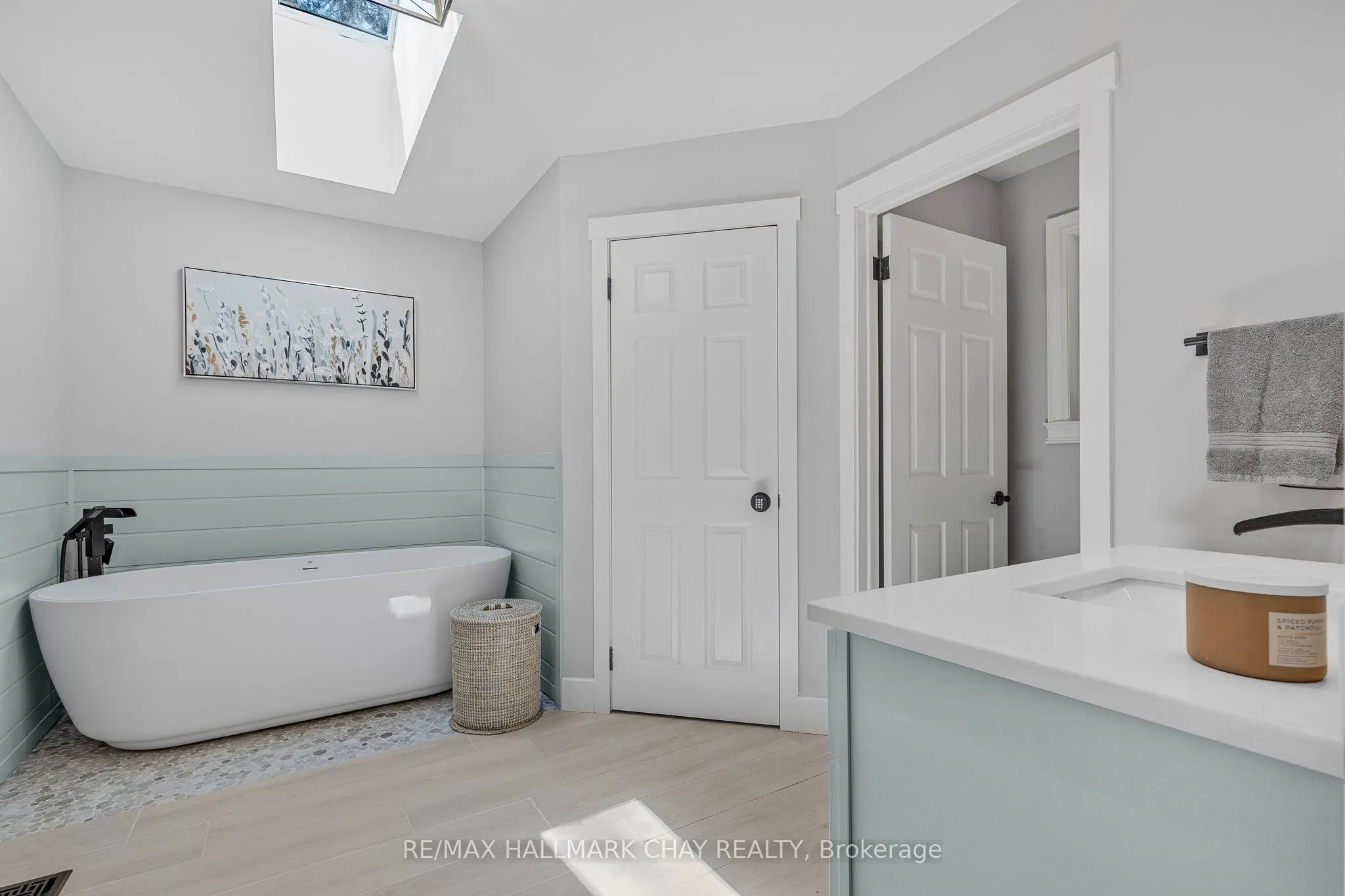 1256 Rainbow Valley Road W