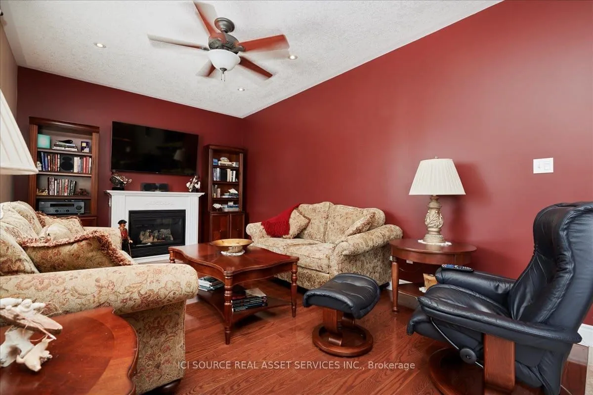 6 Versailles Crescent