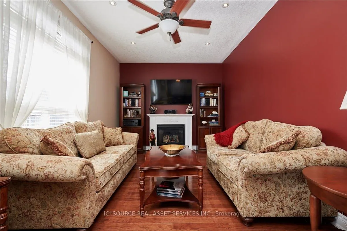 6 Versailles Crescent