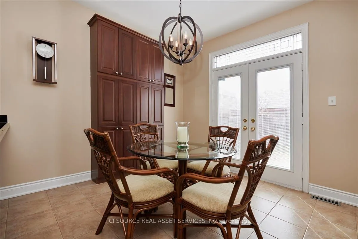 6 Versailles Crescent