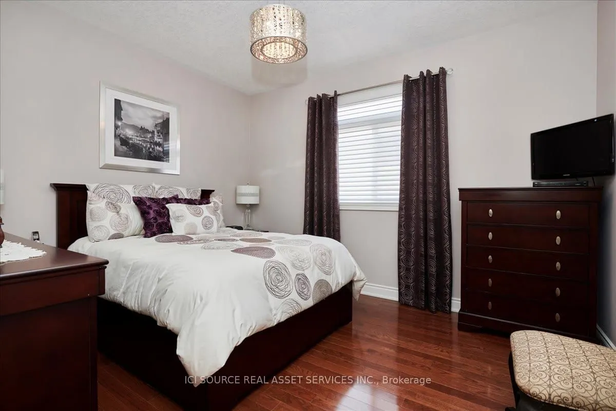 6 Versailles Crescent