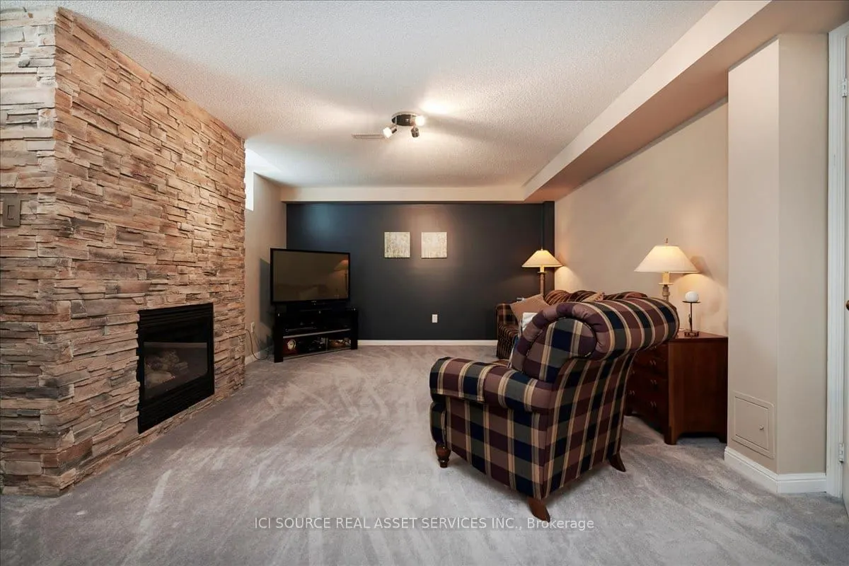 6 Versailles Crescent