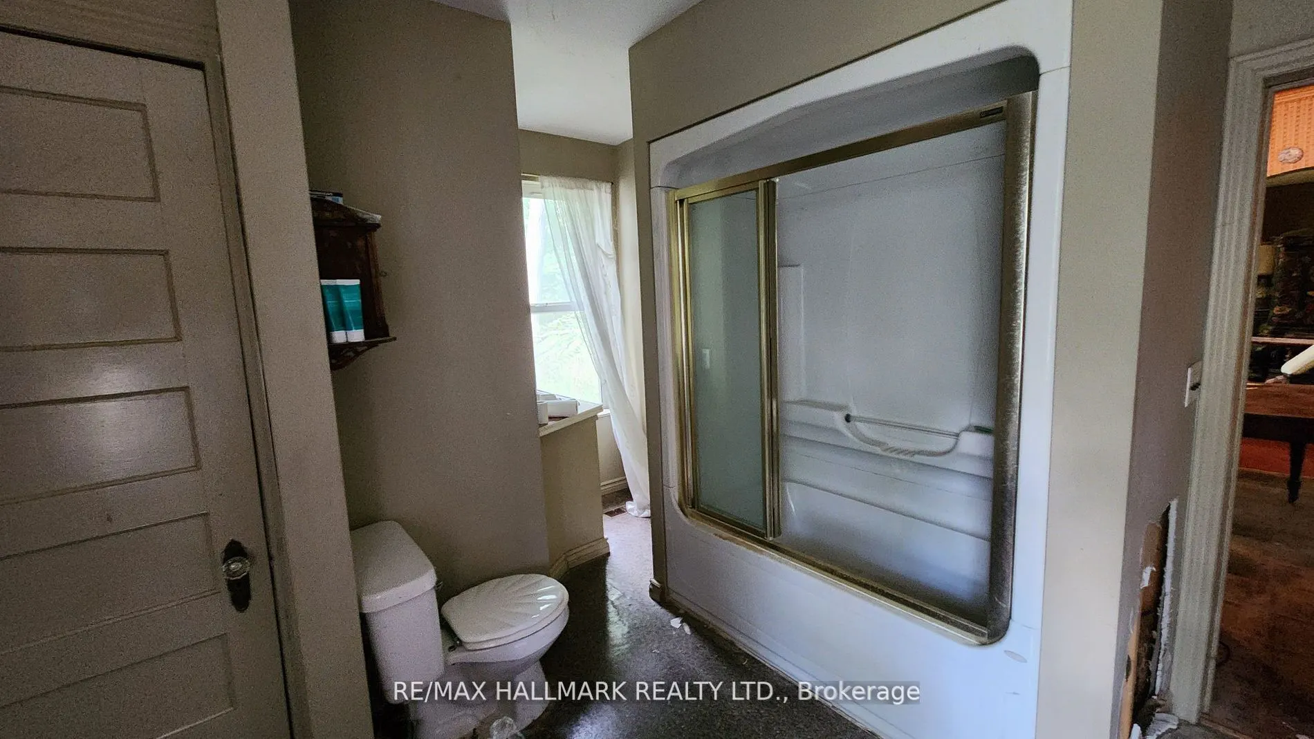 26 Lakeshore Road W