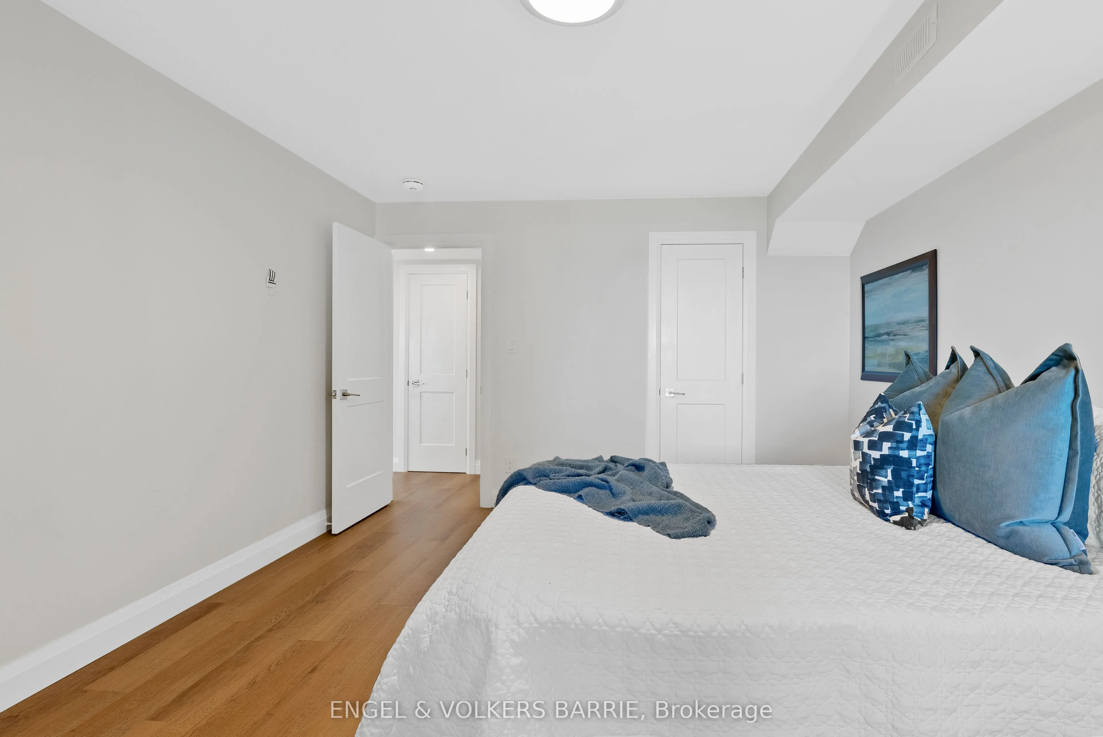 2371 Lakeshore Road E