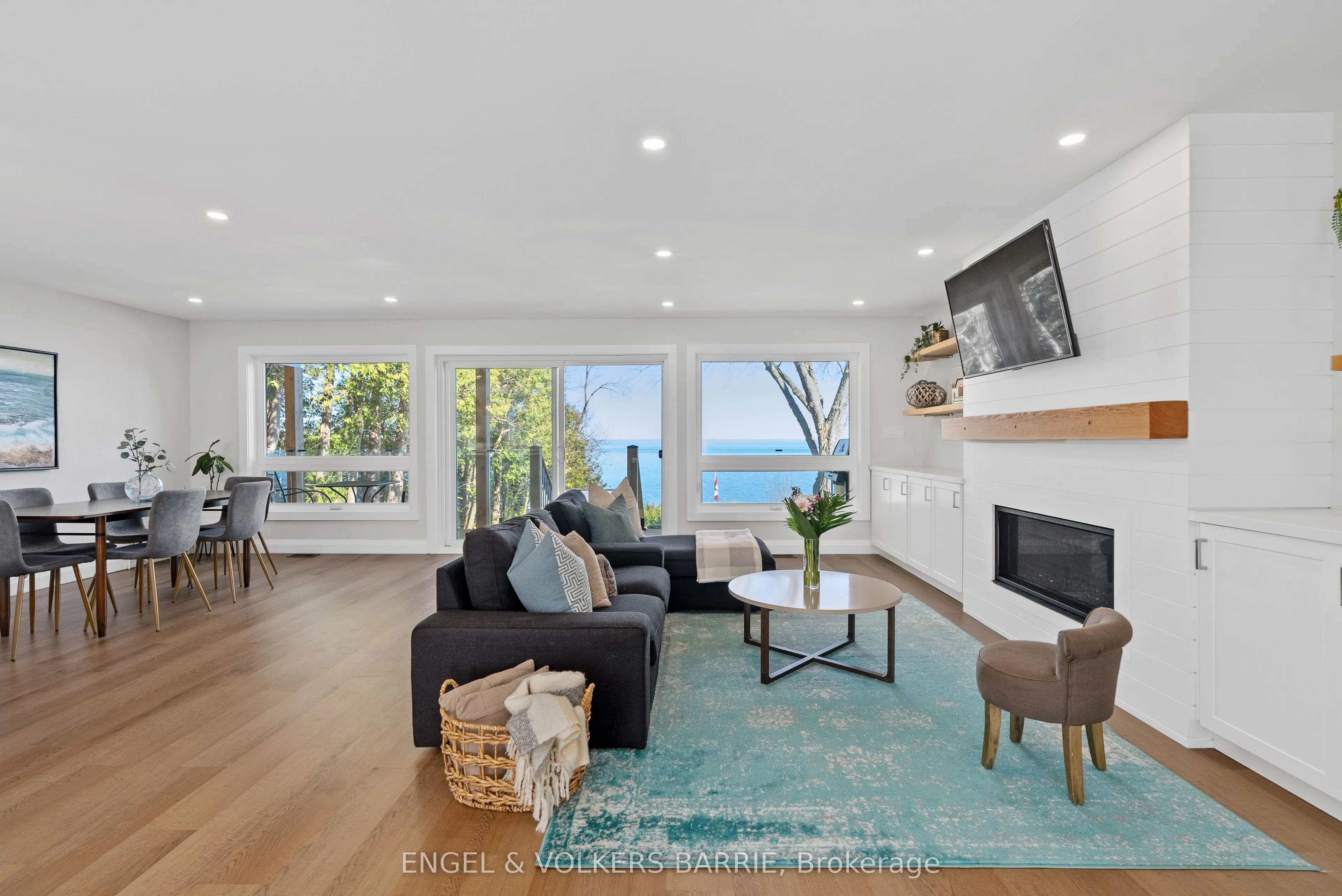2371 Lakeshore Road E