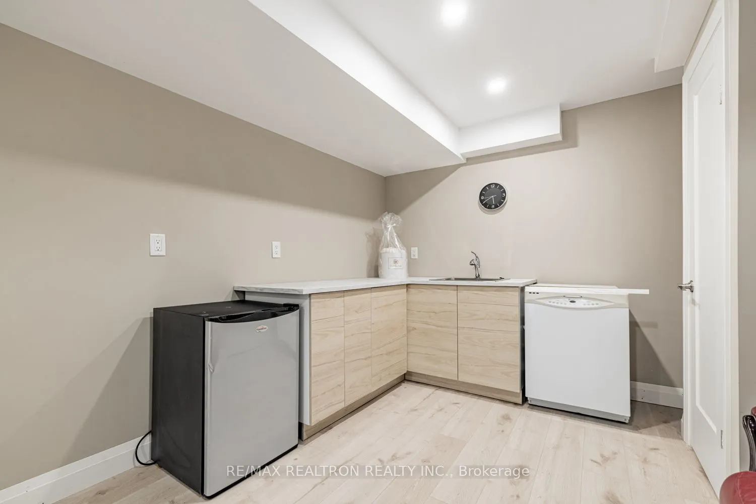 6 Bobolink Drive