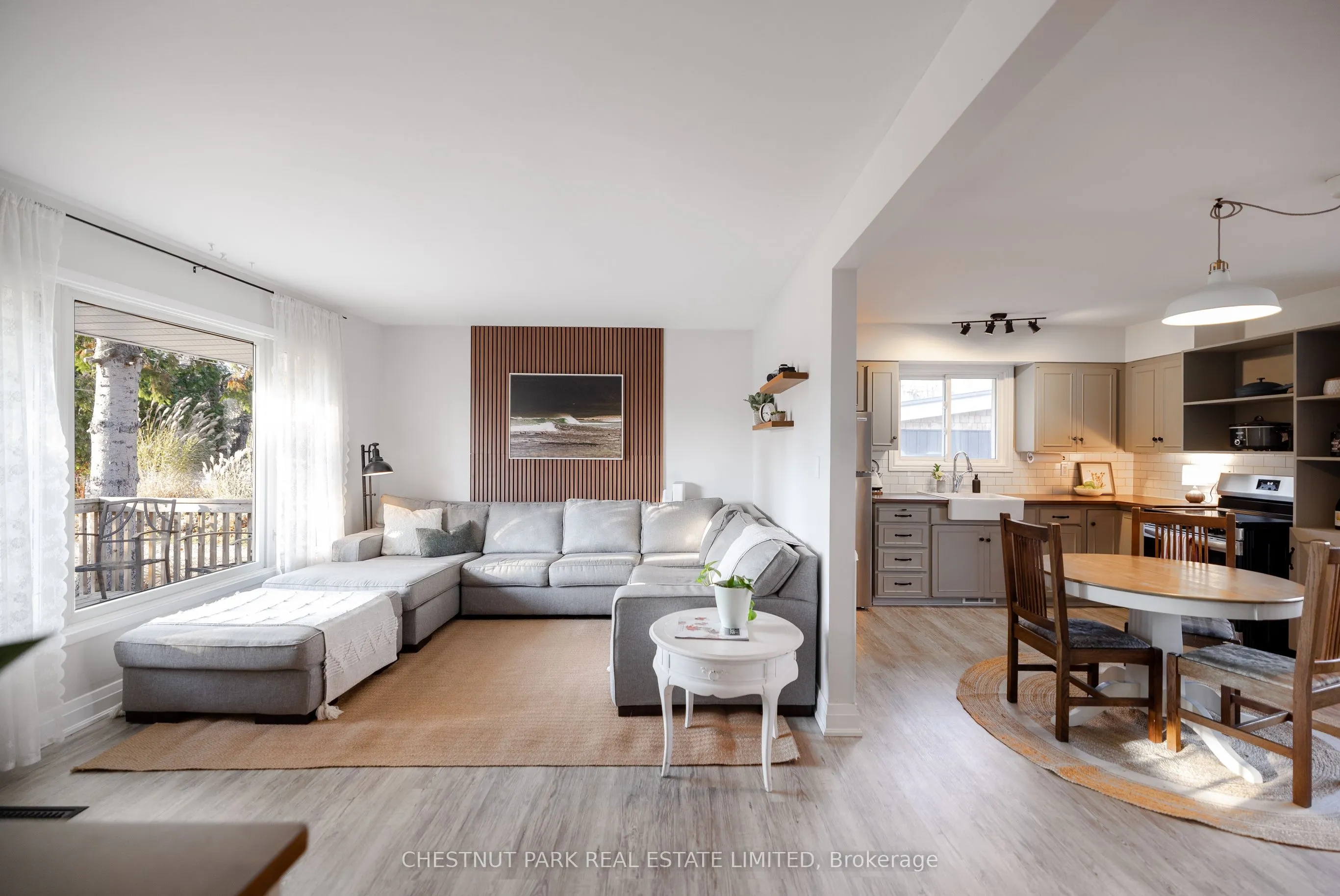 47 Lakeshore Road W