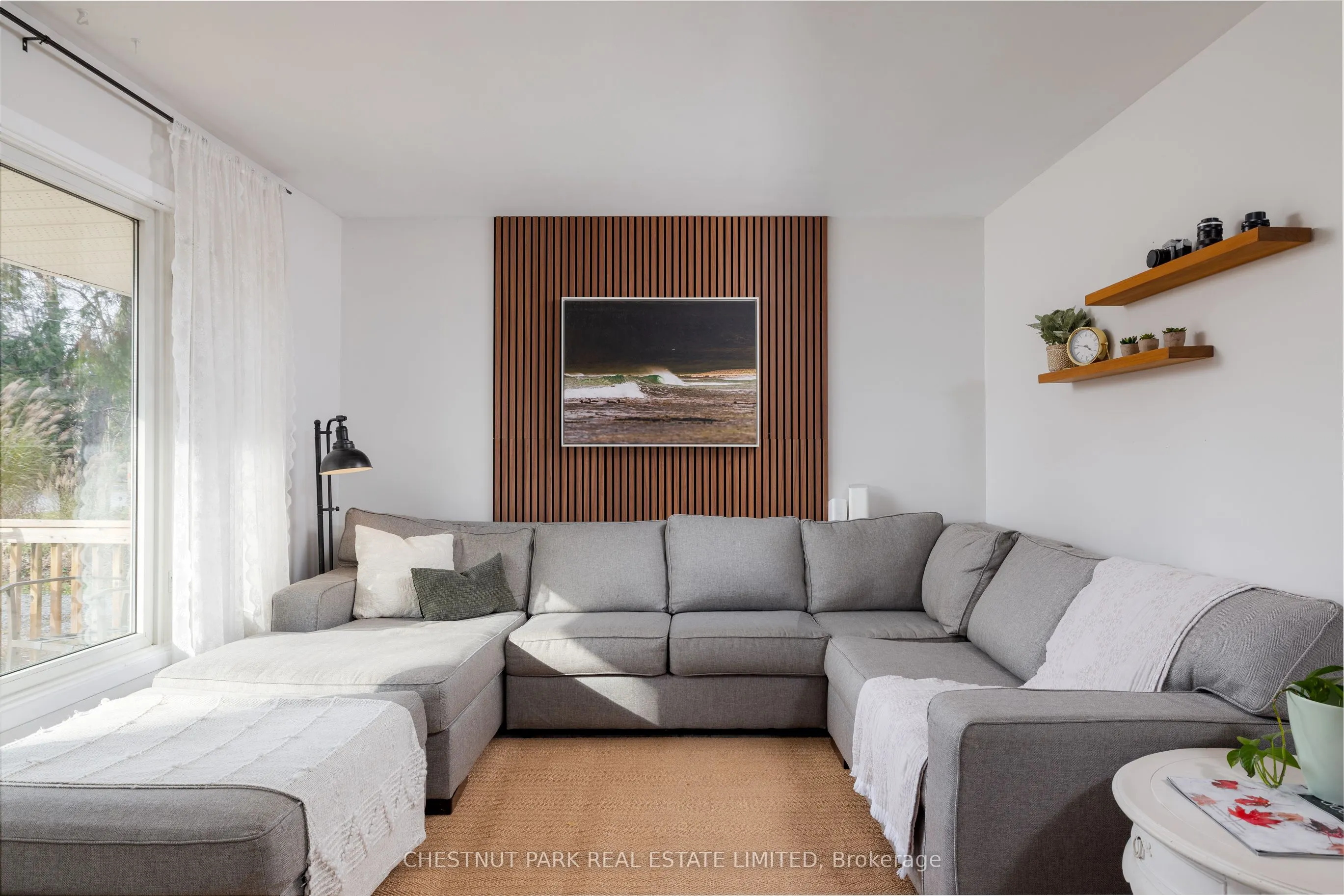 47 Lakeshore Road W