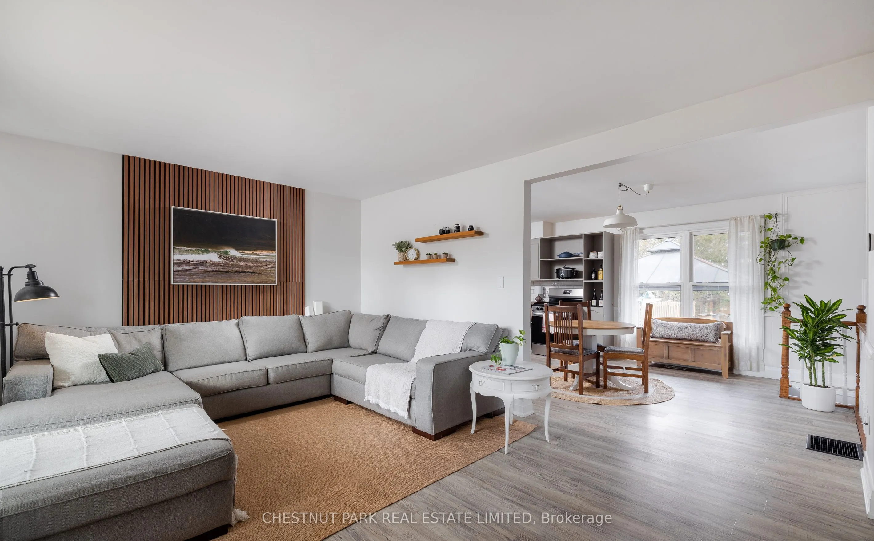 47 Lakeshore Road W