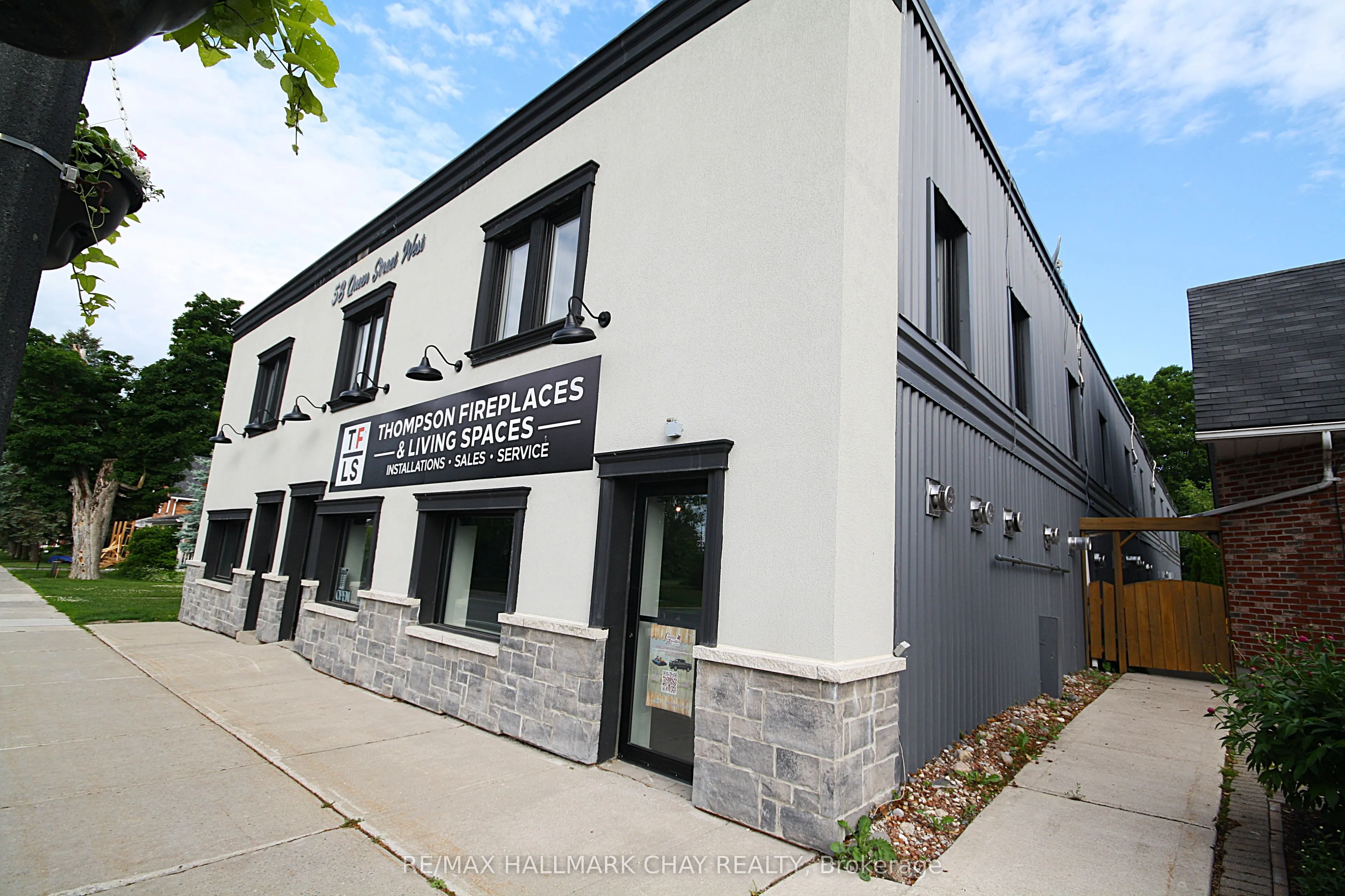 58 Queen St Street W