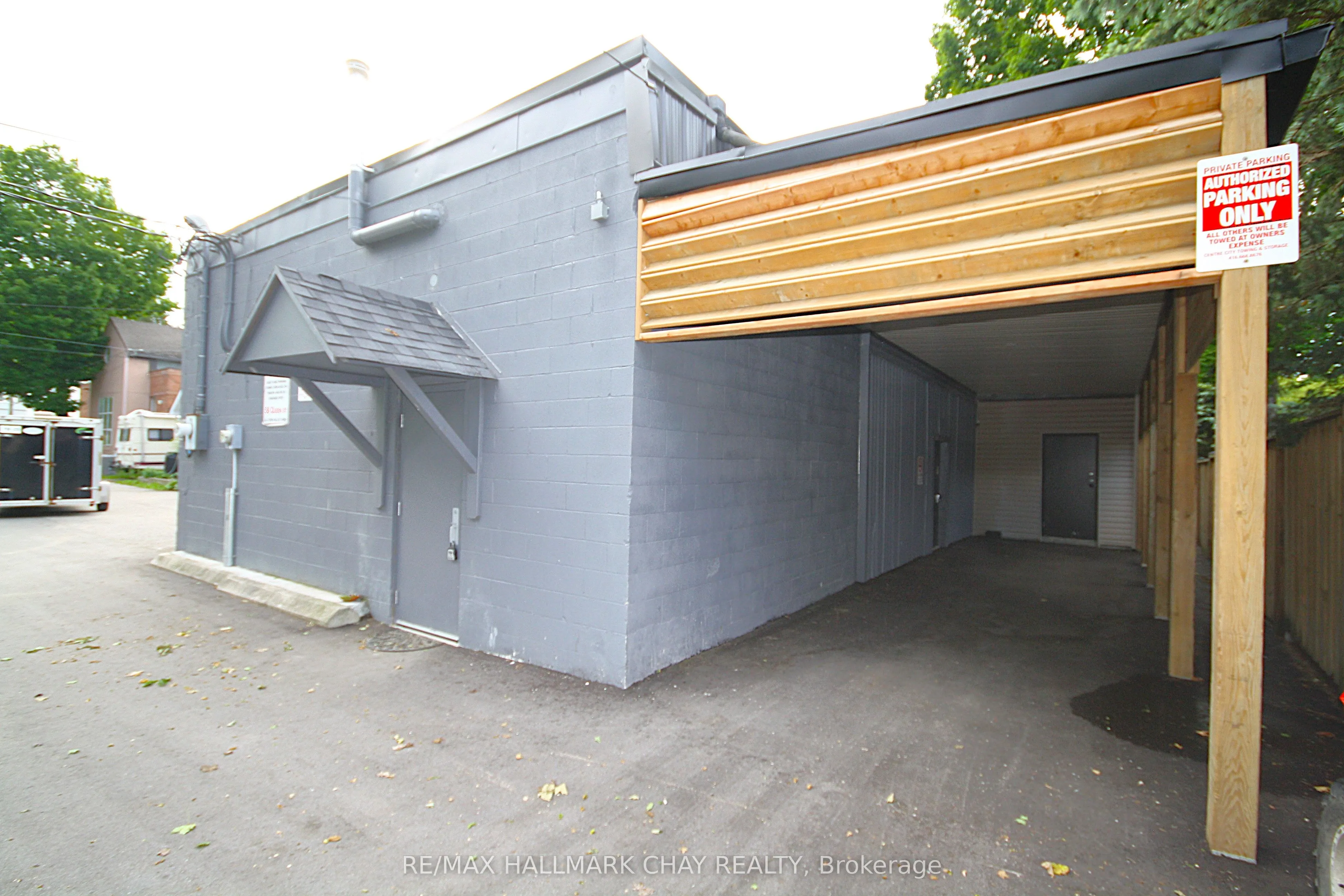 58 Queen St Street W