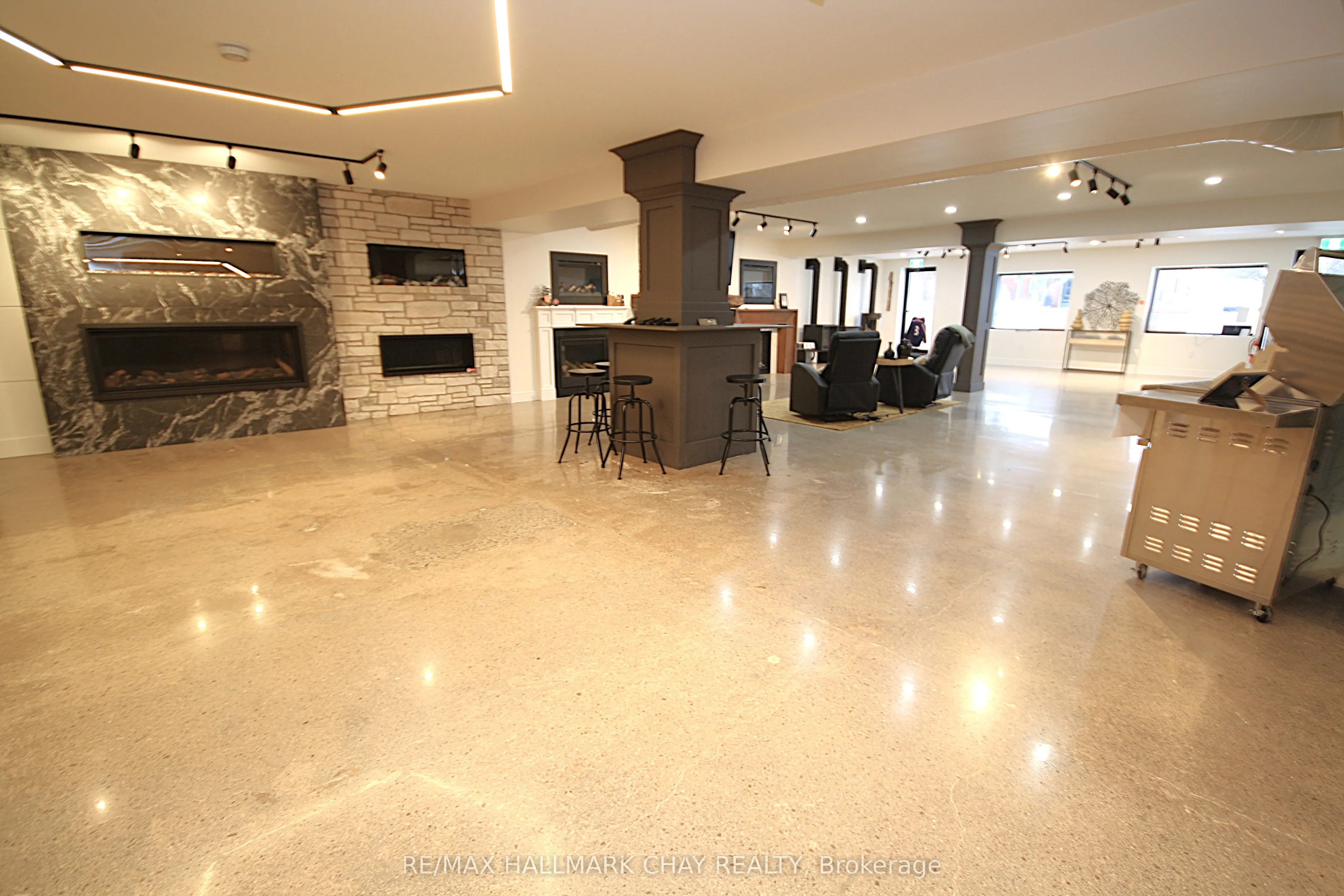 58 Queen St Street W