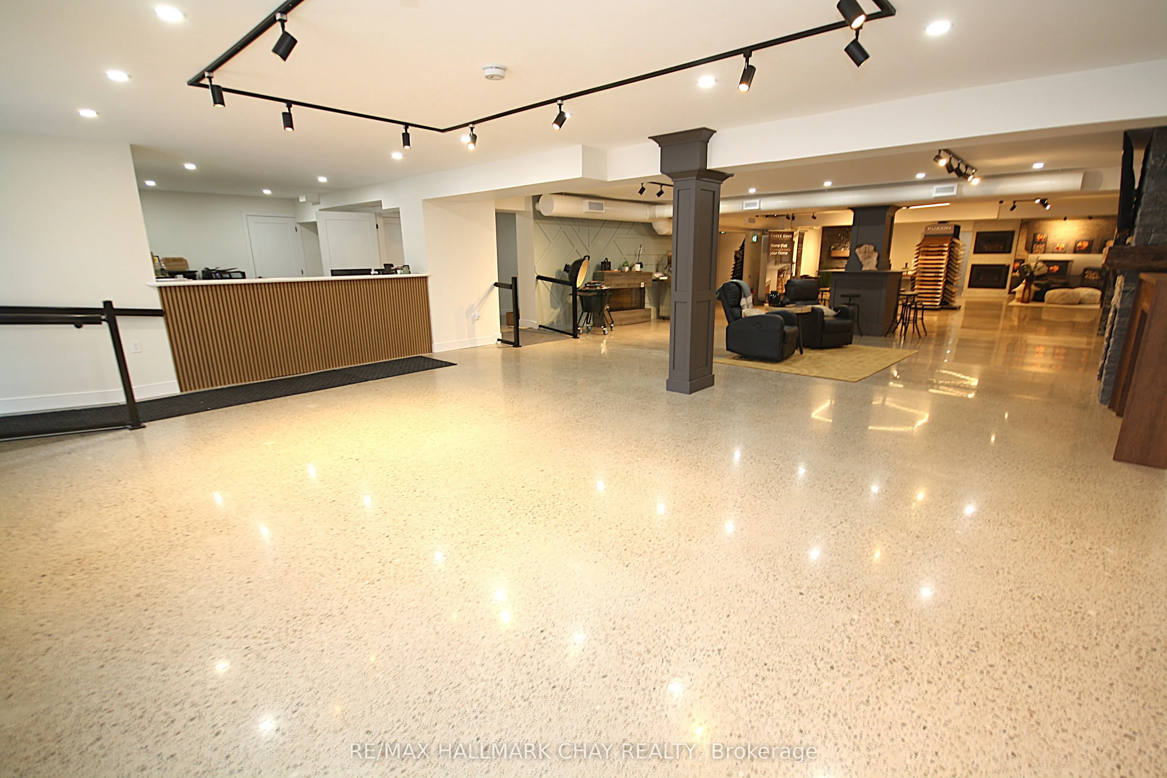 58 Queen St Street W