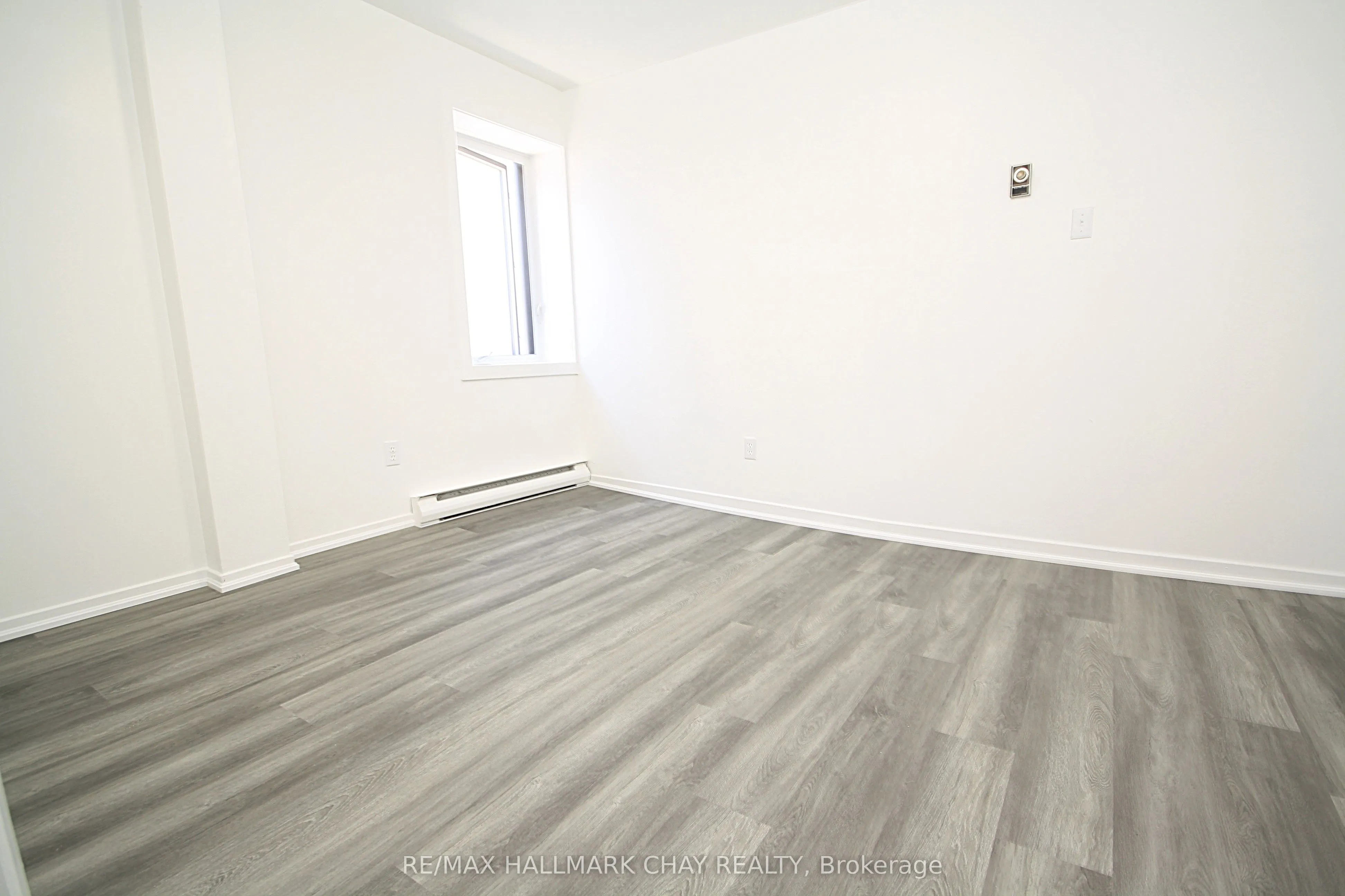 58 Queen St Street W