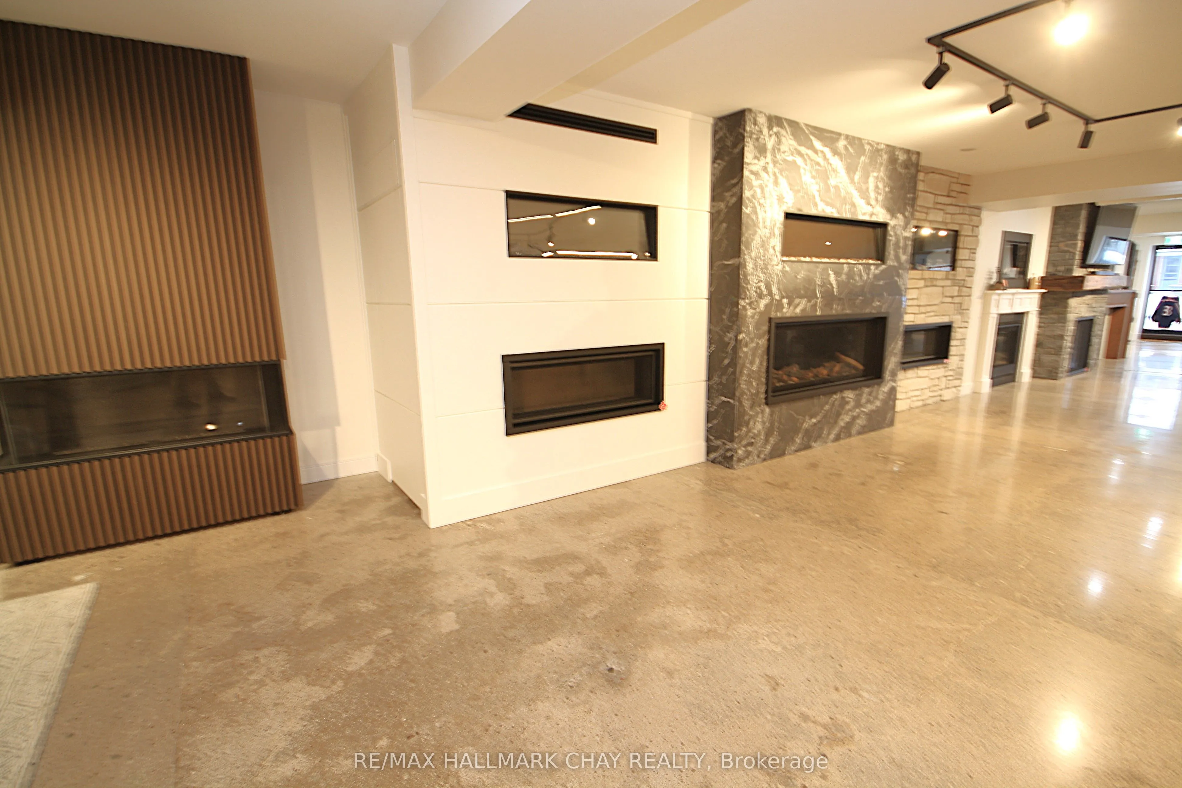 58 Queen St Street W