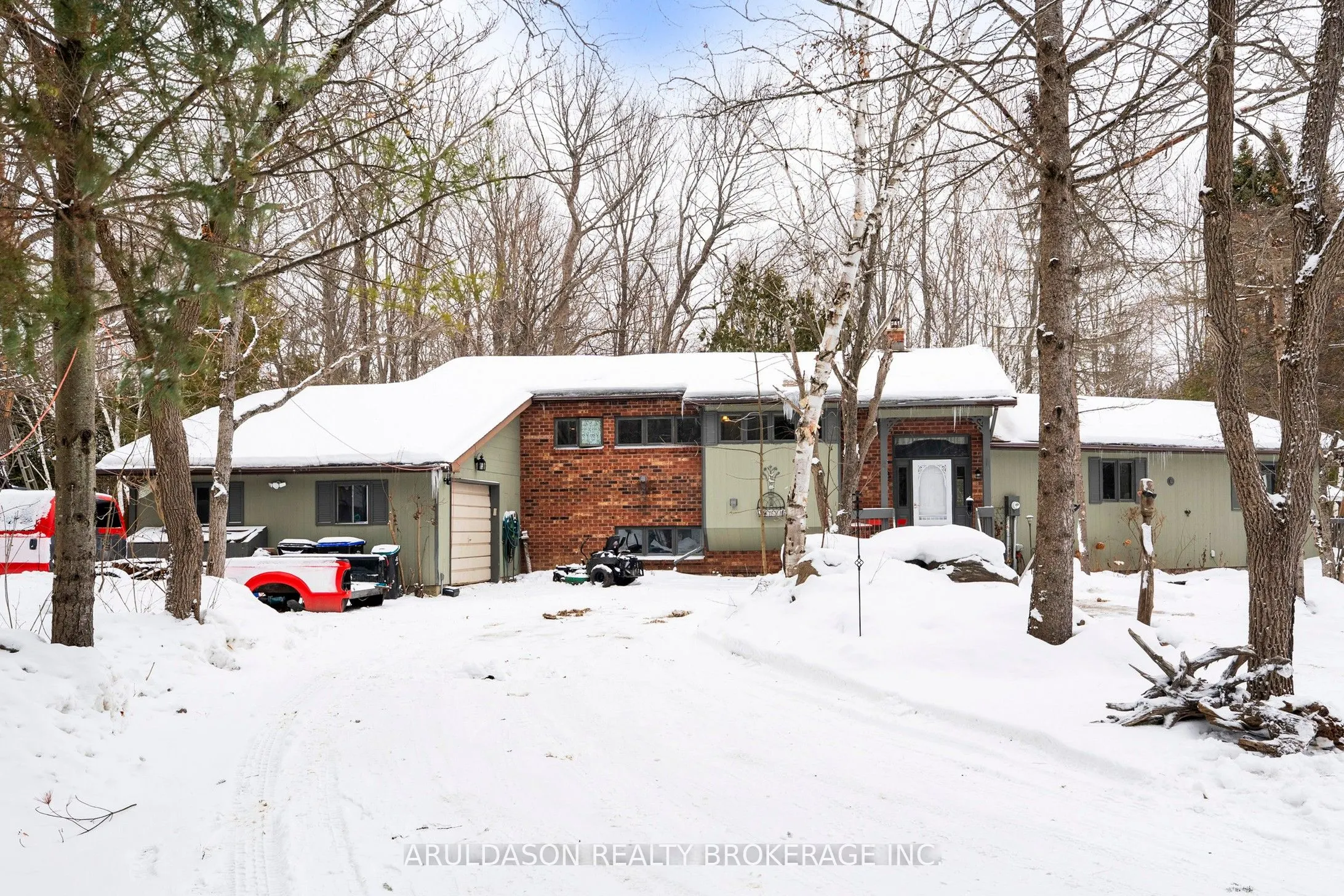 1208 Birchcliffe Crescent