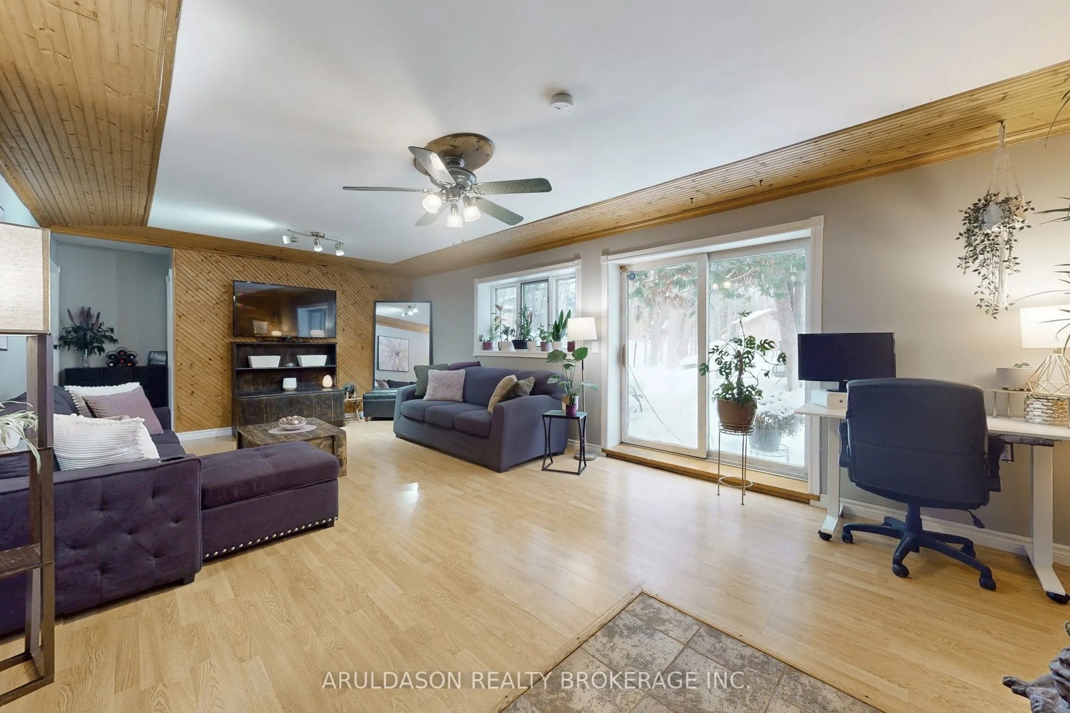 1208 Birchcliffe Crescent