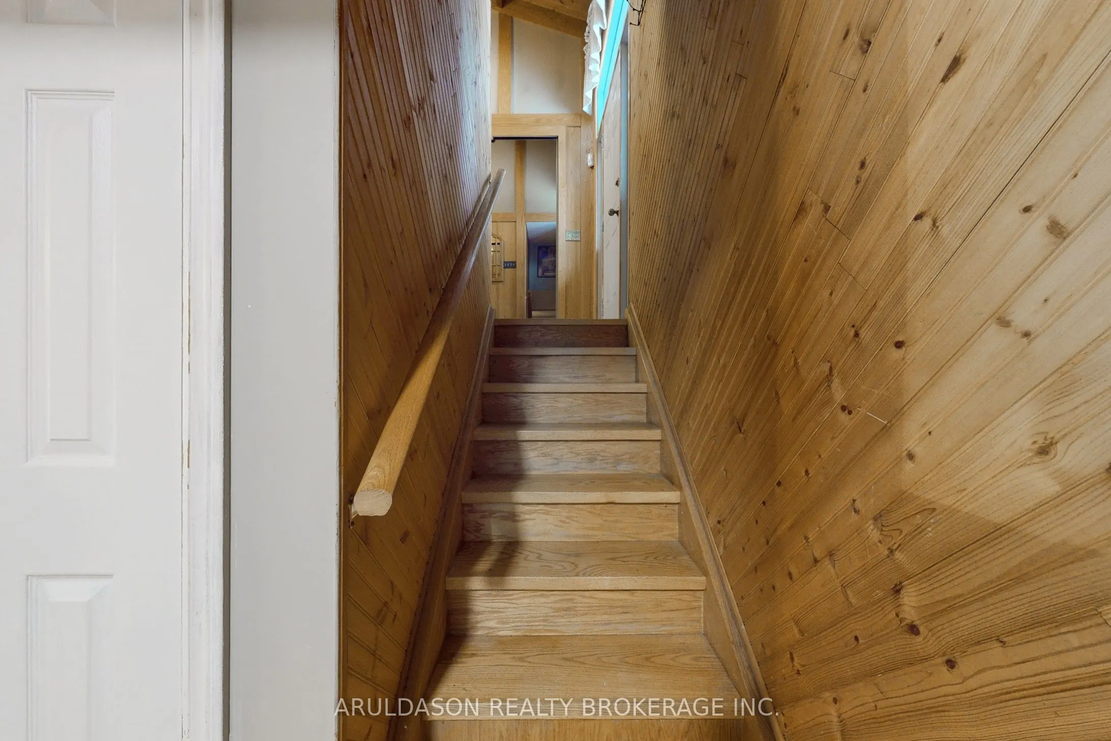 1208 Birchcliffe Crescent