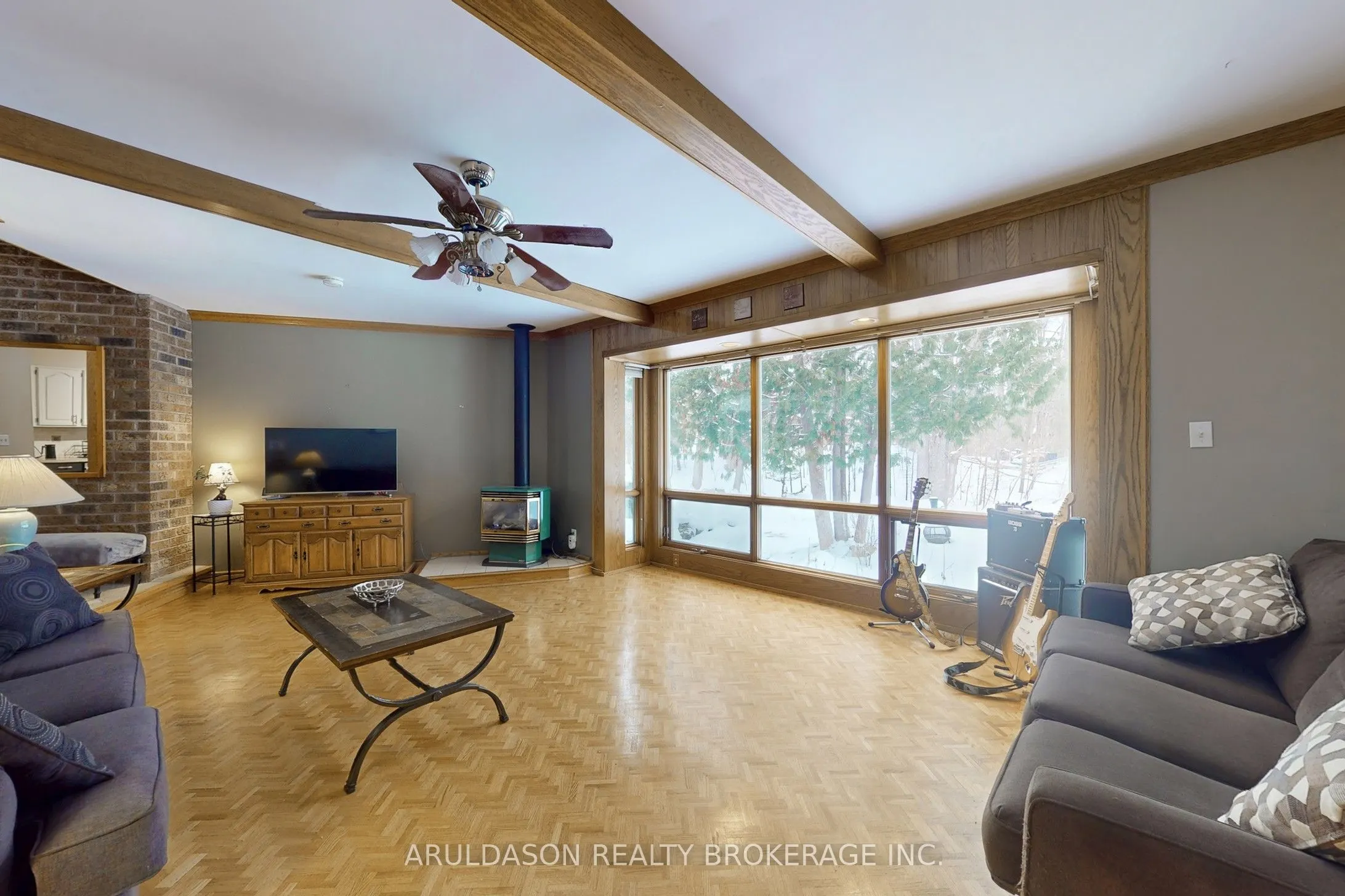 1208 Birchcliffe Crescent