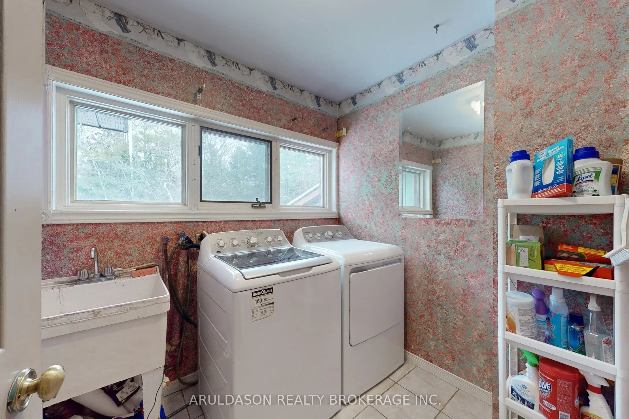 1208 Birchcliffe Crescent