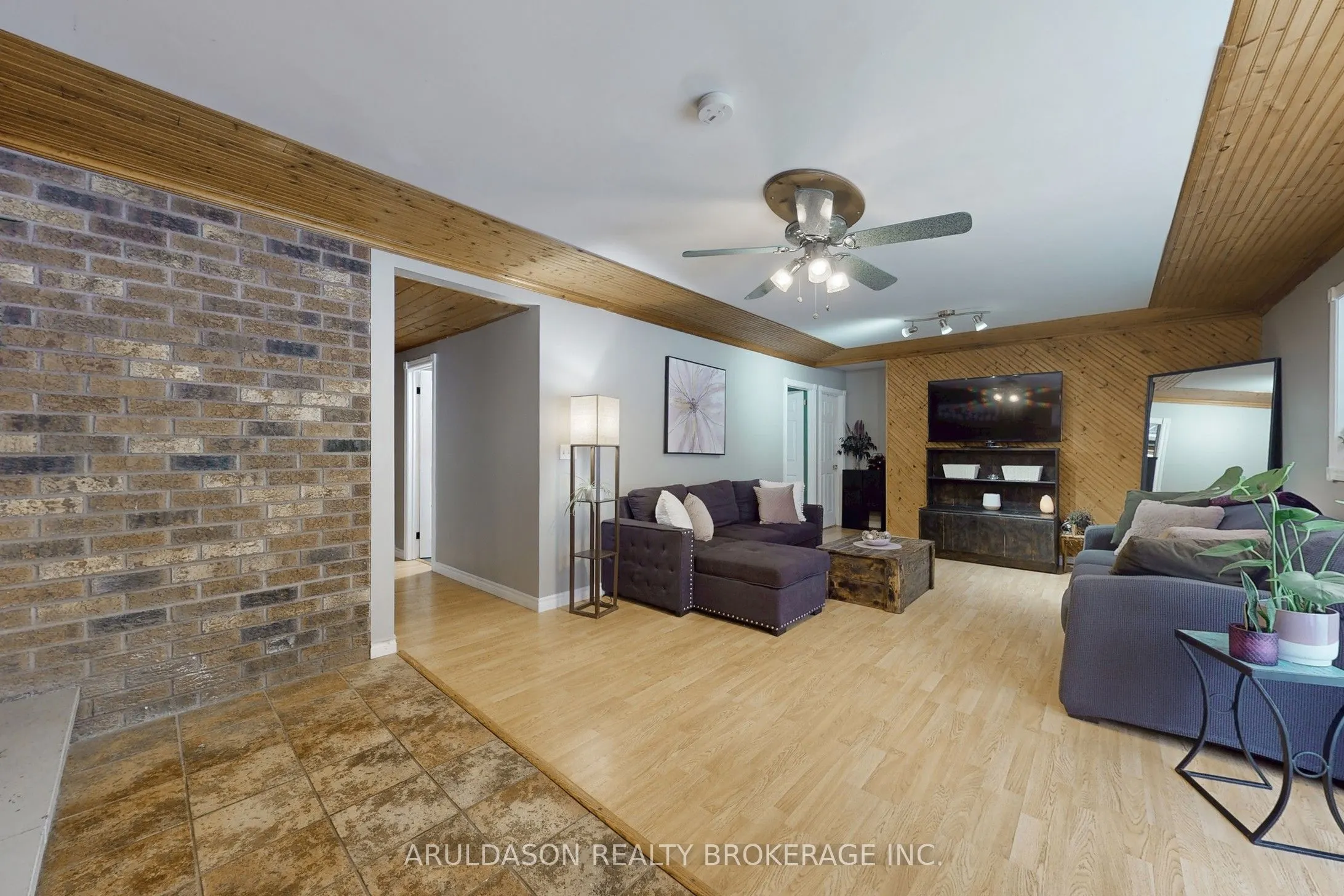1208 Birchcliffe Crescent
