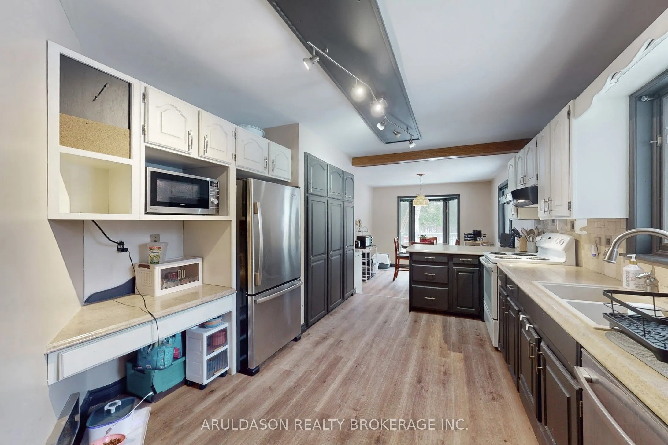 1208 Birchcliffe Crescent