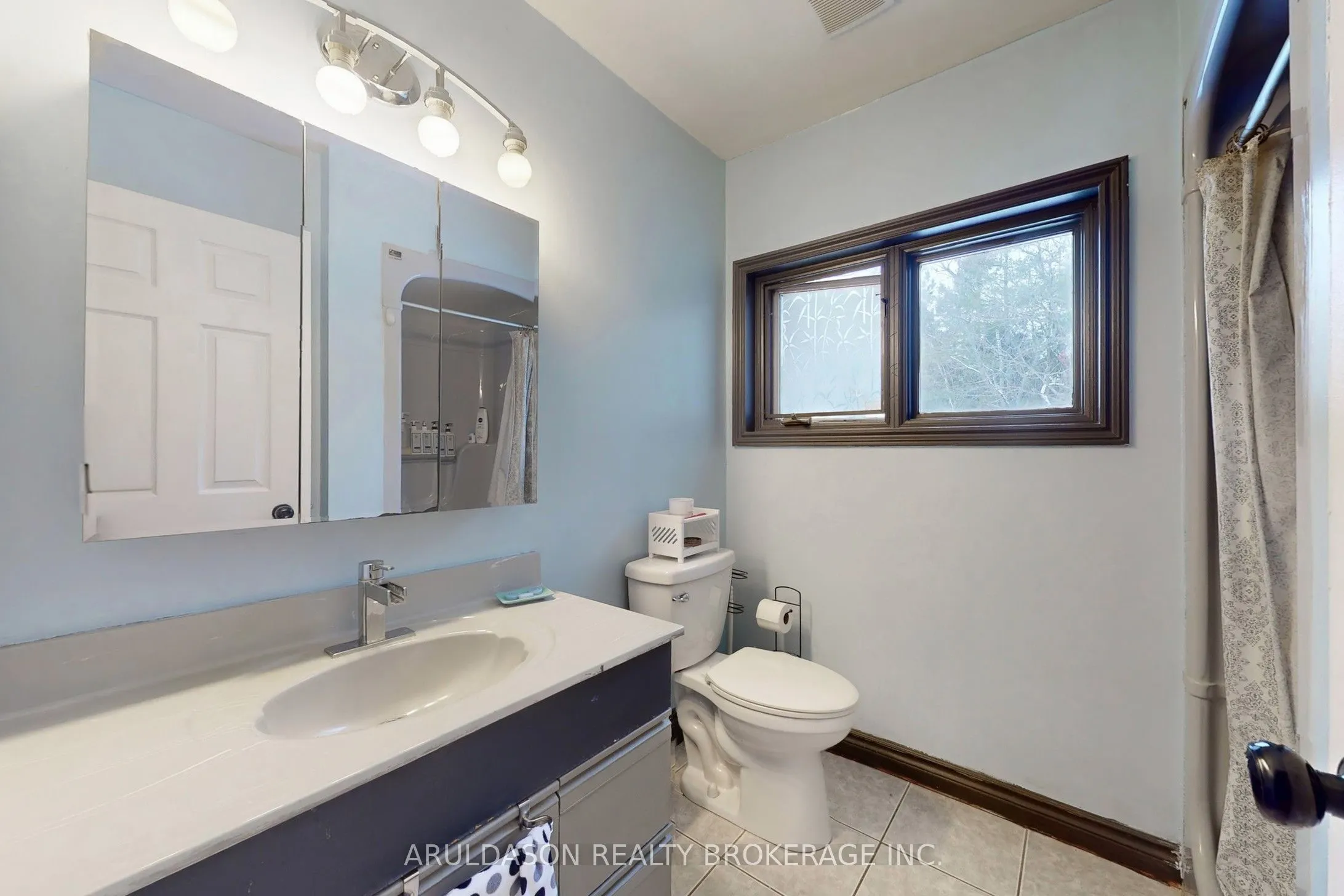 1208 Birchcliffe Crescent
