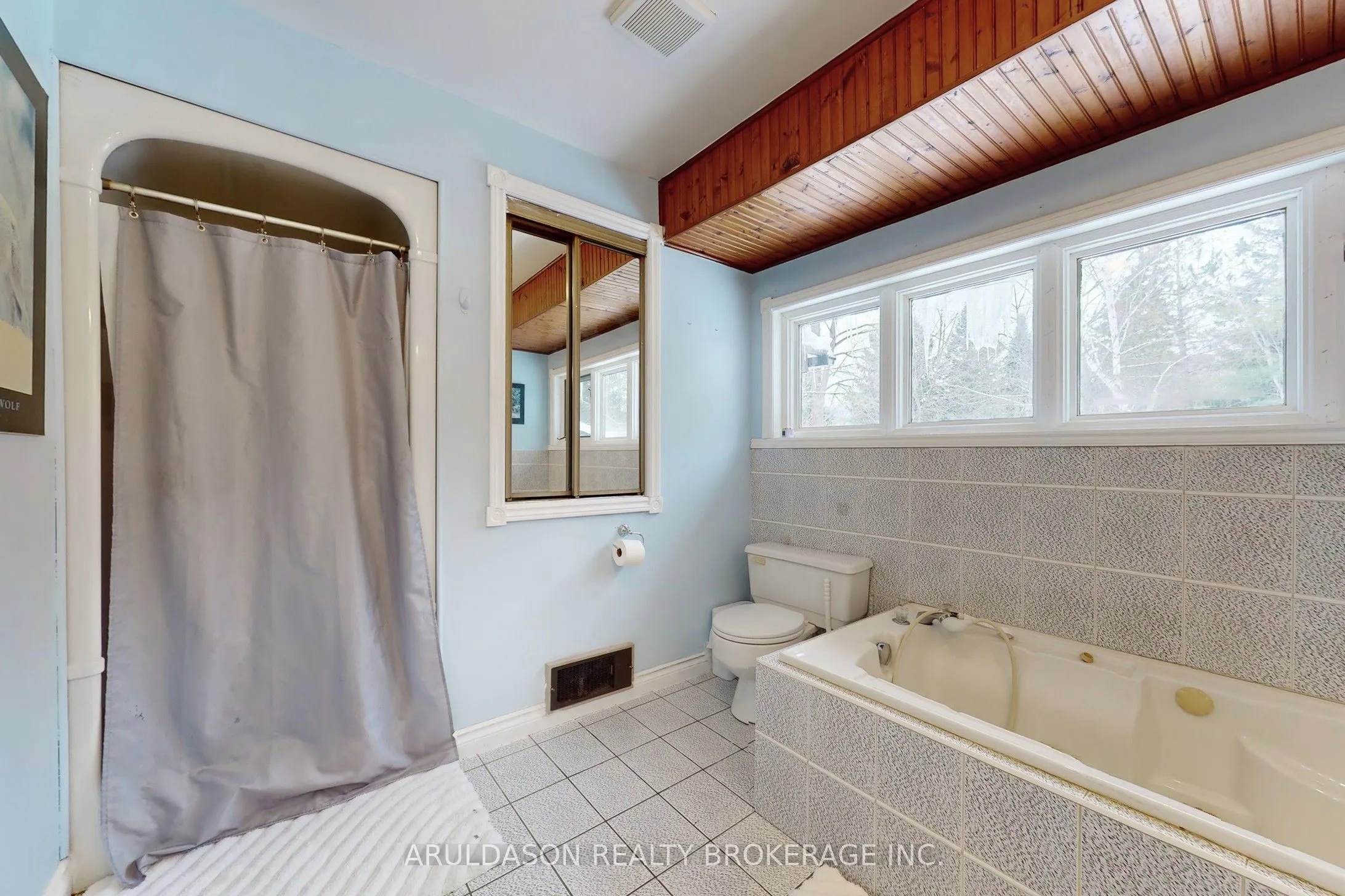 1208 Birchcliffe Crescent