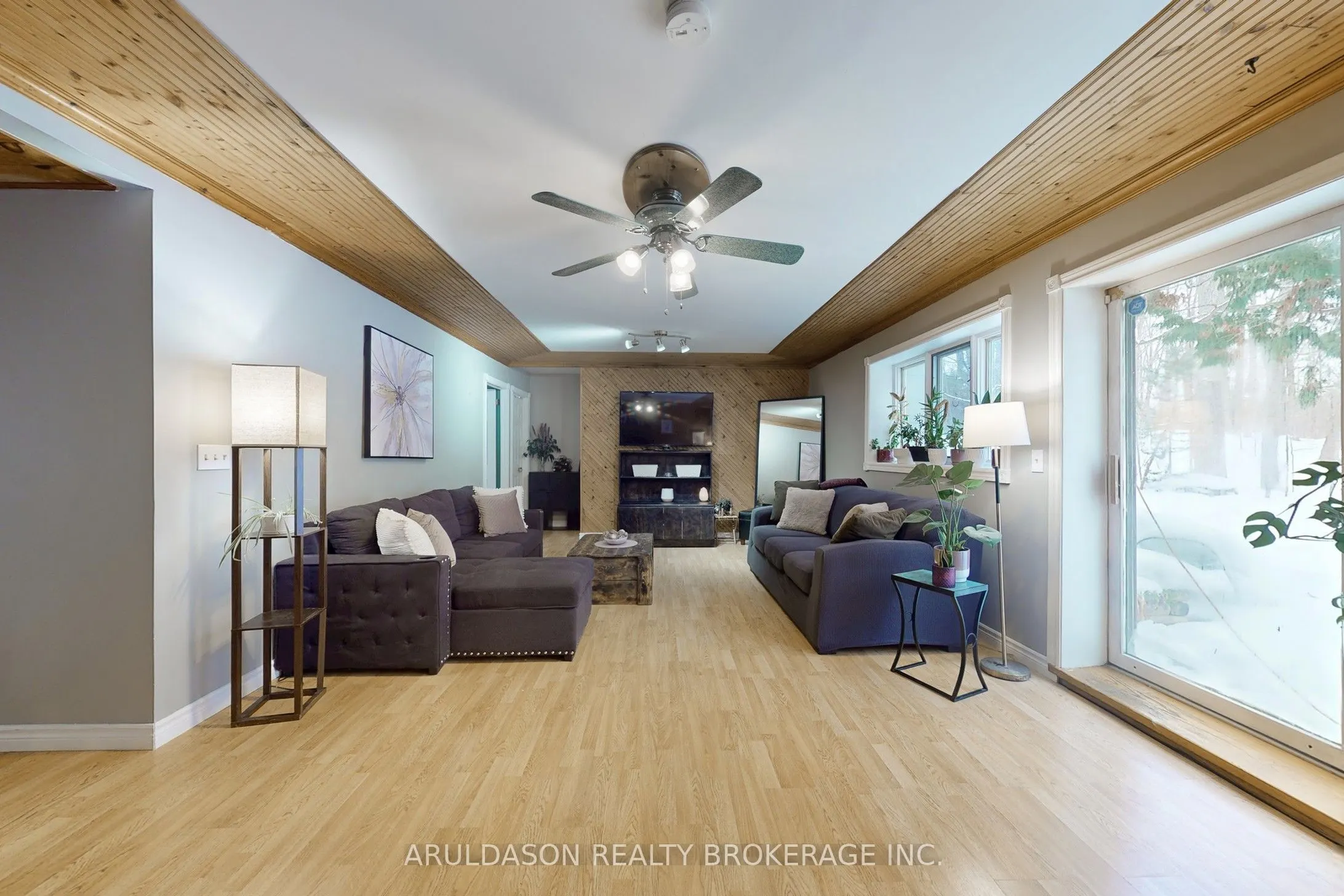 1208 Birchcliffe Crescent