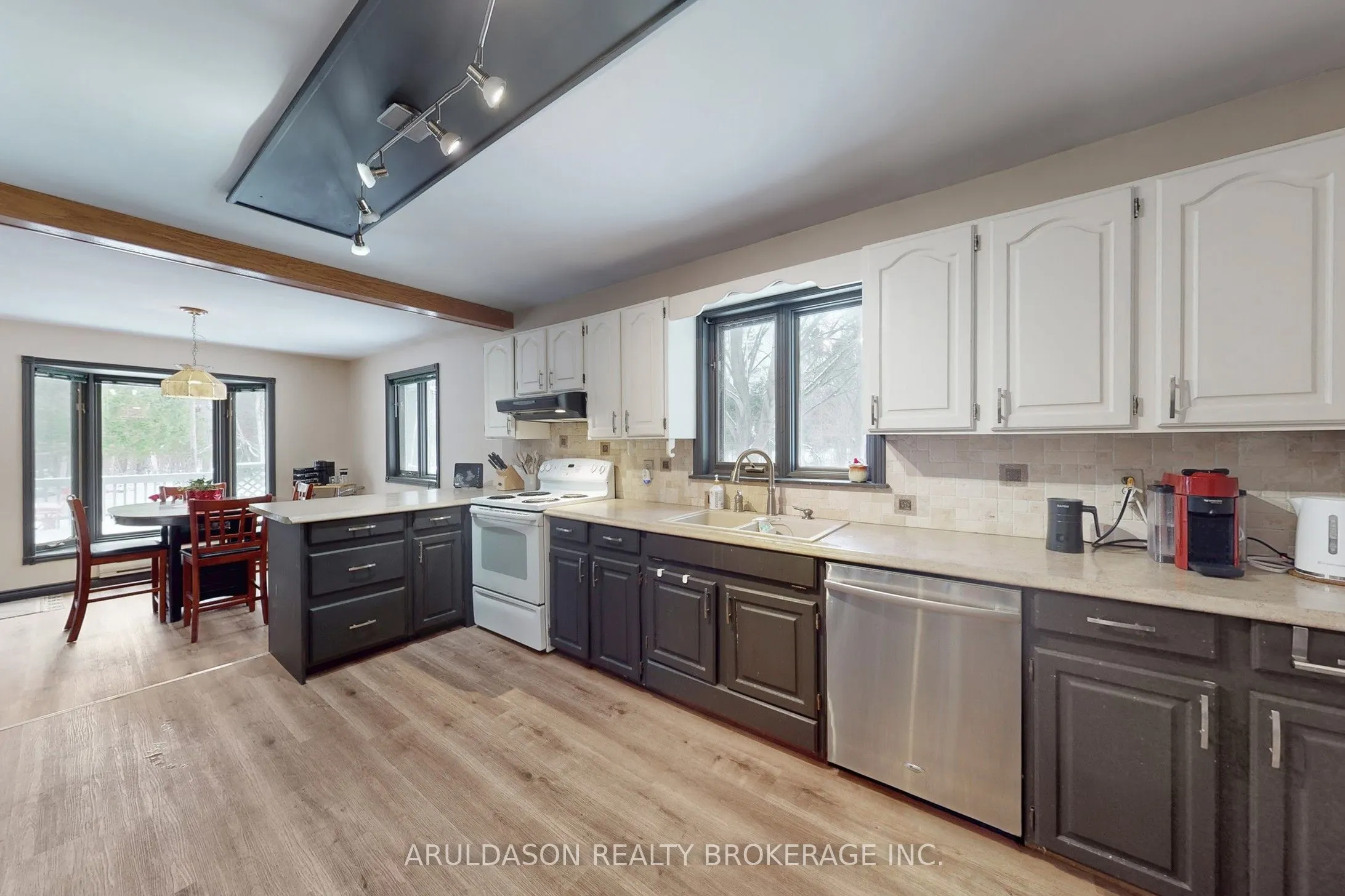 1208 Birchcliffe Crescent
