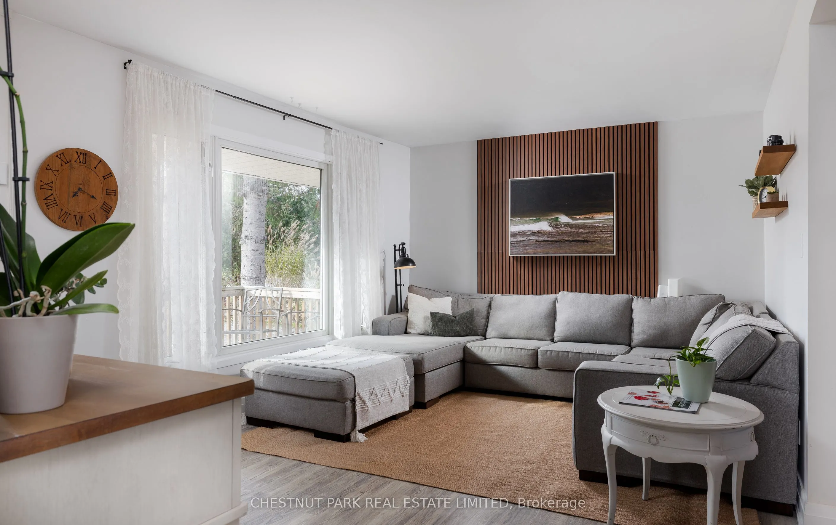 47 Lakeshore Road W